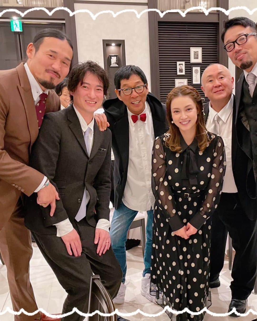 平愛梨さんのインスタグラム写真 - (平愛梨Instagram)「内山さんの結婚式💒  内山信二さんとは元々、妹が共演されたのをきっかけにある日の会食で「お姉ちゃんも一緒においで」とお誘いくださって私まで仲良くさせて頂きました♡  武蔵ブラザーズさん、忍成修吾さんもその時にゆっくりお話しさせて頂いたのをきっかけにもう7年ぐらい経ちます✨  そんな内山さんの結婚式に兄と出席させて頂きました🥹(今では私の両親含む家族まで仲良くして頂いてます)  真っ白な挙式に内山さんが登場すると笑いに包まれた😂  バージンロードを歩く奥様の琴さんは美しすぎて力強く腕組みされたお父様の笑顔からは安心と喜びに満ちた微笑ましいお姿で感動しました🥹  花嫁さんって本当に美しい✨  誓いのキスは見守ってる方達に「いただきます」と言わんばかりのニヤリ顔の内山さん😂  誓った後は「ごちそうさま」を込めたニヤリ顔😂  本当に最高に面白い人で爆笑に包まれた挙式でした😂  披露宴パーティーではさんまさんの登場に会場中が拍手👏  私がどハマりしているインスタ「石塚さん」にも久しくお会いできて嬉しかった♡  内山さんと琴さんと娘の絃ちゃん✨  可愛いく笑顔溢れたご家族のほっこり結婚式に参加させて頂けてとっても嬉しかったです！  内山さん琴さん♡ 末永く笑顔絶えないご夫妻でハッピーファミリーでいてほしいです✨ #内山信二#結婚式#挙式の感動はたまらない#内山さんにフラレタ女？並に大号泣しちゃったよ🤣#自分の結婚式を思い出した#たくさんの方に見守られながら迎えた誓いの日#何年も永く夫婦でいることの凄さ#尊敬でしかない#夫婦はいつも答え合わせをしなきゃならない#こんな言葉を教わった#答えが合わなくなってしまったら終了だね#結婚式は素晴らしい#久しくお会いできたのも嬉しかった#ありがとうございました」11月16日 12時19分 - harikiri_tairi