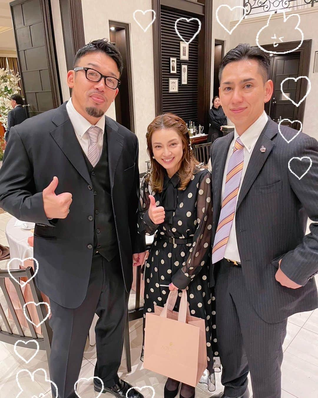 平愛梨さんのインスタグラム写真 - (平愛梨Instagram)「内山さんの結婚式💒  内山信二さんとは元々、妹が共演されたのをきっかけにある日の会食で「お姉ちゃんも一緒においで」とお誘いくださって私まで仲良くさせて頂きました♡  武蔵ブラザーズさん、忍成修吾さんもその時にゆっくりお話しさせて頂いたのをきっかけにもう7年ぐらい経ちます✨  そんな内山さんの結婚式に兄と出席させて頂きました🥹(今では私の両親含む家族まで仲良くして頂いてます)  真っ白な挙式に内山さんが登場すると笑いに包まれた😂  バージンロードを歩く奥様の琴さんは美しすぎて力強く腕組みされたお父様の笑顔からは安心と喜びに満ちた微笑ましいお姿で感動しました🥹  花嫁さんって本当に美しい✨  誓いのキスは見守ってる方達に「いただきます」と言わんばかりのニヤリ顔の内山さん😂  誓った後は「ごちそうさま」を込めたニヤリ顔😂  本当に最高に面白い人で爆笑に包まれた挙式でした😂  披露宴パーティーではさんまさんの登場に会場中が拍手👏  私がどハマりしているインスタ「石塚さん」にも久しくお会いできて嬉しかった♡  内山さんと琴さんと娘の絃ちゃん✨  可愛いく笑顔溢れたご家族のほっこり結婚式に参加させて頂けてとっても嬉しかったです！  内山さん琴さん♡ 末永く笑顔絶えないご夫妻でハッピーファミリーでいてほしいです✨ #内山信二#結婚式#挙式の感動はたまらない#内山さんにフラレタ女？並に大号泣しちゃったよ🤣#自分の結婚式を思い出した#たくさんの方に見守られながら迎えた誓いの日#何年も永く夫婦でいることの凄さ#尊敬でしかない#夫婦はいつも答え合わせをしなきゃならない#こんな言葉を教わった#答えが合わなくなってしまったら終了だね#結婚式は素晴らしい#久しくお会いできたのも嬉しかった#ありがとうございました」11月16日 12時19分 - harikiri_tairi