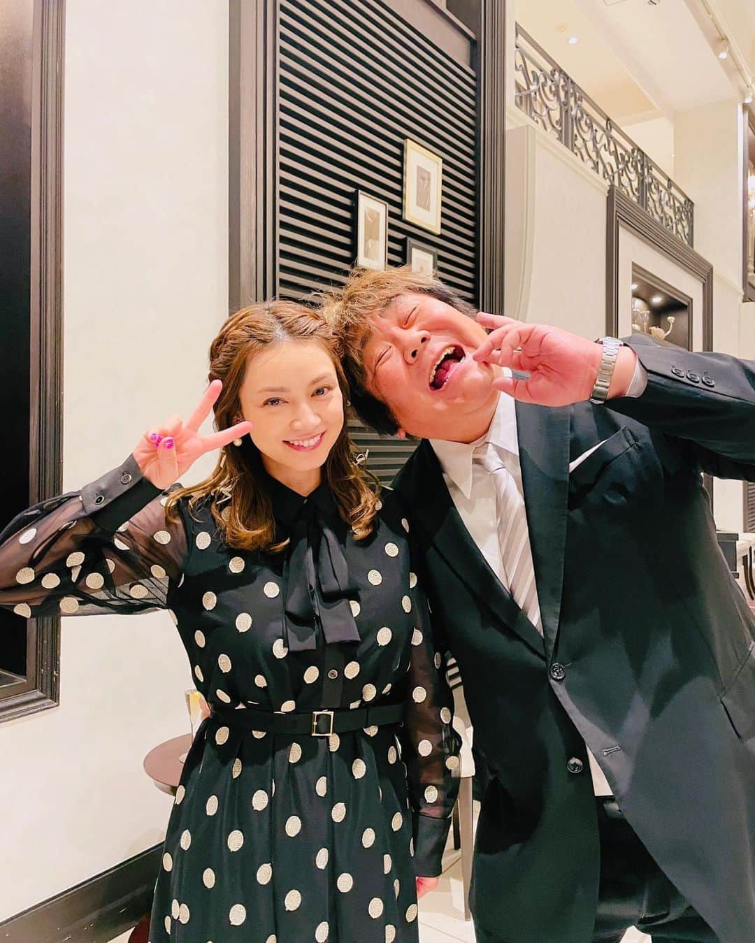 平愛梨さんのインスタグラム写真 - (平愛梨Instagram)「内山さんの結婚式💒  内山信二さんとは元々、妹が共演されたのをきっかけにある日の会食で「お姉ちゃんも一緒においで」とお誘いくださって私まで仲良くさせて頂きました♡  武蔵ブラザーズさん、忍成修吾さんもその時にゆっくりお話しさせて頂いたのをきっかけにもう7年ぐらい経ちます✨  そんな内山さんの結婚式に兄と出席させて頂きました🥹(今では私の両親含む家族まで仲良くして頂いてます)  真っ白な挙式に内山さんが登場すると笑いに包まれた😂  バージンロードを歩く奥様の琴さんは美しすぎて力強く腕組みされたお父様の笑顔からは安心と喜びに満ちた微笑ましいお姿で感動しました🥹  花嫁さんって本当に美しい✨  誓いのキスは見守ってる方達に「いただきます」と言わんばかりのニヤリ顔の内山さん😂  誓った後は「ごちそうさま」を込めたニヤリ顔😂  本当に最高に面白い人で爆笑に包まれた挙式でした😂  披露宴パーティーではさんまさんの登場に会場中が拍手👏  私がどハマりしているインスタ「石塚さん」にも久しくお会いできて嬉しかった♡  内山さんと琴さんと娘の絃ちゃん✨  可愛いく笑顔溢れたご家族のほっこり結婚式に参加させて頂けてとっても嬉しかったです！  内山さん琴さん♡ 末永く笑顔絶えないご夫妻でハッピーファミリーでいてほしいです✨ #内山信二#結婚式#挙式の感動はたまらない#内山さんにフラレタ女？並に大号泣しちゃったよ🤣#自分の結婚式を思い出した#たくさんの方に見守られながら迎えた誓いの日#何年も永く夫婦でいることの凄さ#尊敬でしかない#夫婦はいつも答え合わせをしなきゃならない#こんな言葉を教わった#答えが合わなくなってしまったら終了だね#結婚式は素晴らしい#久しくお会いできたのも嬉しかった#ありがとうございました」11月16日 12時19分 - harikiri_tairi