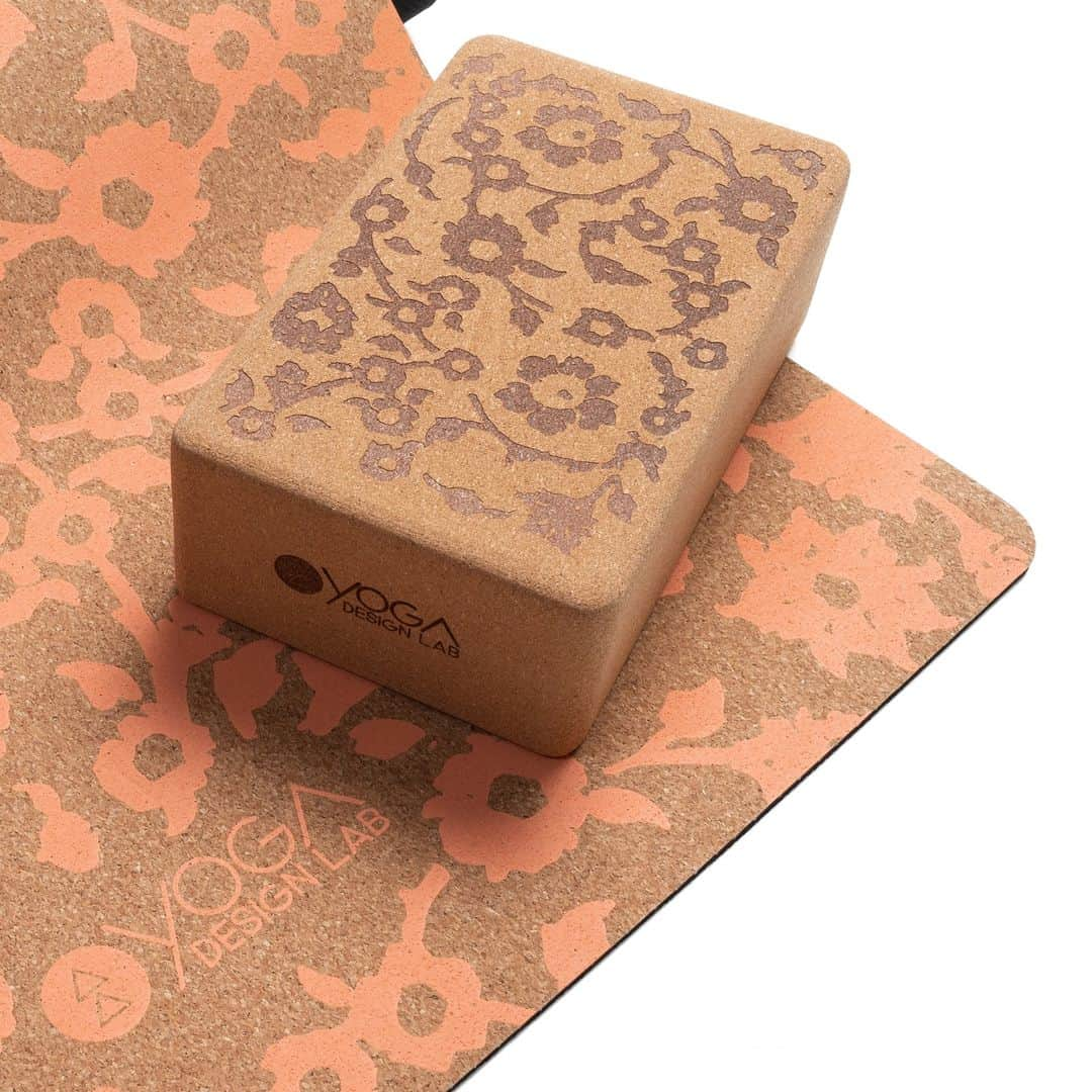 ヨガデザインラボ Yoga Design Labさんのインスタグラム写真 - (ヨガデザインラボ Yoga Design LabInstagram)「CORK YOGA BLOCK  特定のヨガポーズやアーサナにおいて、ヨガブロックはサポートと安定性を提供します。 バランスをとりにくいポーズで使用することができ、練習をより安全に進めることができます。  手や足をしっかりとサポートすることで、関節や筋肉への負担を減らし、安全な形でポーズを行うことができます。  コルクの木に害を与えることなく持続可能な方法で調達された、100％天然コルク。 アライメント、アジャストメント、バランスを支え、ポーズに合わせて、低、中、高の位置で使用します。  ～CORK YOGA BLOCK～ FLORAL BATIK TONAL フローラルバティック トーナル  高さ:14cm x 長さ13cm x 幅7.6cm 重さ:700g」11月16日 12時29分 - yogadesignlabjapan