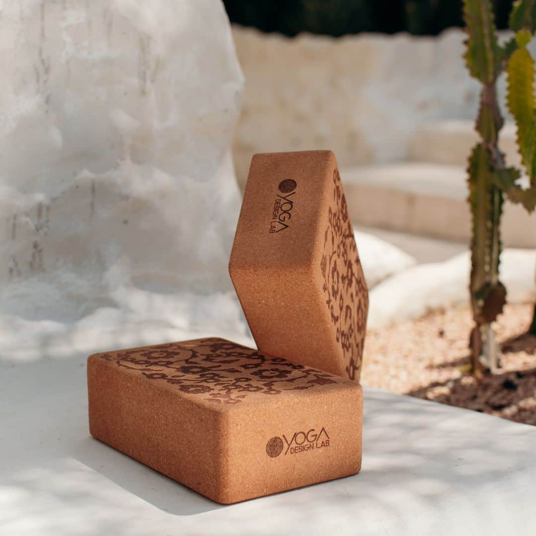 ヨガデザインラボ Yoga Design Labさんのインスタグラム写真 - (ヨガデザインラボ Yoga Design LabInstagram)「CORK YOGA BLOCK  特定のヨガポーズやアーサナにおいて、ヨガブロックはサポートと安定性を提供します。 バランスをとりにくいポーズで使用することができ、練習をより安全に進めることができます。  手や足をしっかりとサポートすることで、関節や筋肉への負担を減らし、安全な形でポーズを行うことができます。  コルクの木に害を与えることなく持続可能な方法で調達された、100％天然コルク。 アライメント、アジャストメント、バランスを支え、ポーズに合わせて、低、中、高の位置で使用します。  ～CORK YOGA BLOCK～ FLORAL BATIK TONAL フローラルバティック トーナル  高さ:14cm x 長さ13cm x 幅7.6cm 重さ:700g」11月16日 12時29分 - yogadesignlabjapan