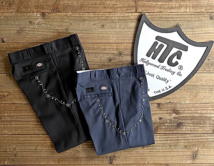 のインスタグラム：「カリフォルニアからHTC Dickies Pants #SN-32 W. Chainが入荷しました。 USAラインのディッキーズ874にHTCのスタッズワークを施した1本。 人気のフラワーモチーフがウォレットチェーンのように流れるのが魅力。  カラーはベーシックなブラックとネイビーの2色展開です。 シンプルながら他と差がつくスペシャルなワークパンツ。 HTC、ディッキーズ好きにはたまらない1本です。  HTC Dickies Pants #SN-32 W. Chain has just arrived!.  @standardcalifornia_os  @standardcalifornia_movie   #standardcalifornia #スタンダードカリフォルニア #htc #hollywoodtradingcompany  #dickies #dickies874 #internationalshipping #overseashipping #worldshopping #worldshoppingjp」