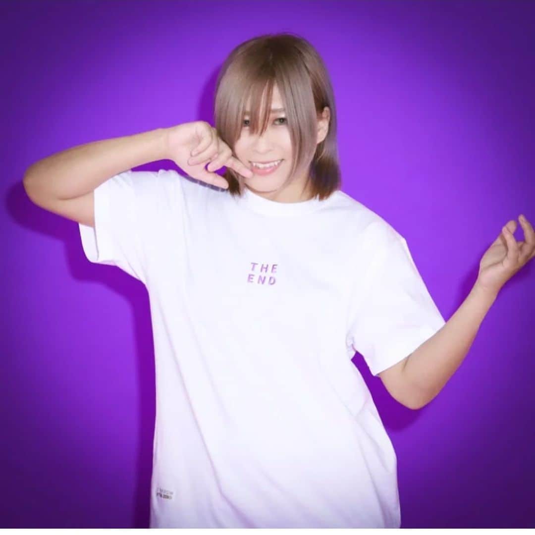 小波のインスタグラム：「本日から！12/1まで！ #HTMLO3 とのコラボ再販！  🖤NEVER ENDトレーナー(ブラック、ホワイト) 🤍THE END Tシャツ(ブラック、ホワイト)  こちらより→  item.rakuten.co.jp/icefield/c/000…」