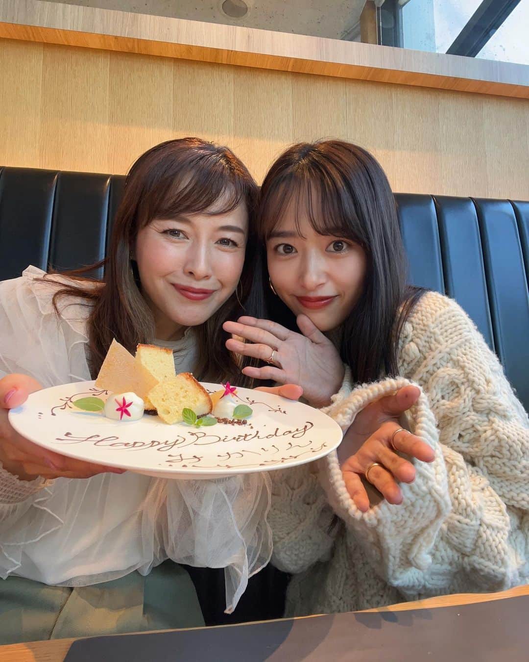 近藤千尋のインスタグラム：「載せてなかったお写真📷🤍🤍🤍 ママ友であり芸能界の大先輩みかりん💕 お誕生日のお祝いできて嬉しかった🫶😘  家族でご飯食べたり、働いたり メンテナンスいったり、 あっというまに2023年が終わりそうです🎅  みんなはやり残したこと何かある？😍💕  私は、、、 年内に伊勢に行きたくて⛩️ そしたらお仕事で行くことになって楽しみ🫶😍笑 言霊だ〜🥺🥺🥺🙏‼️」