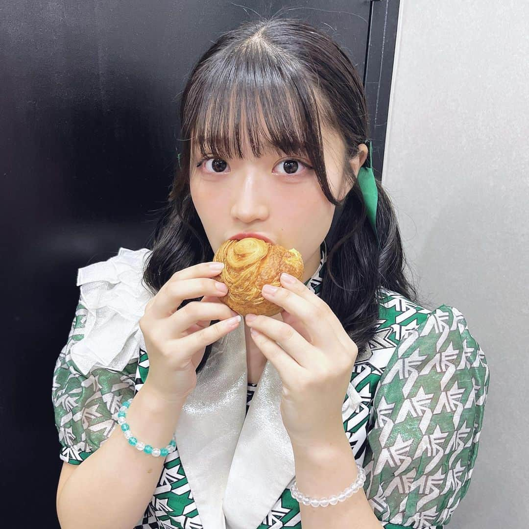 鈴木芽生菜さんのインスタグラム写真 - (鈴木芽生菜Instagram)「こちら  「(もぐもぐ...🧁)」  「...食べる？」  「やっぱあげない...🥺」  の王道あざとい3点セットでお届けしておりますよろしくお願いします。  #ヘアアレンジ #ツインテール #アイドル #アプガ #シュークリーム #彼女感 #あざとい系女子 #最終的にあげちゃうタイプ」11月16日 12時37分 - uugirl_new_meina