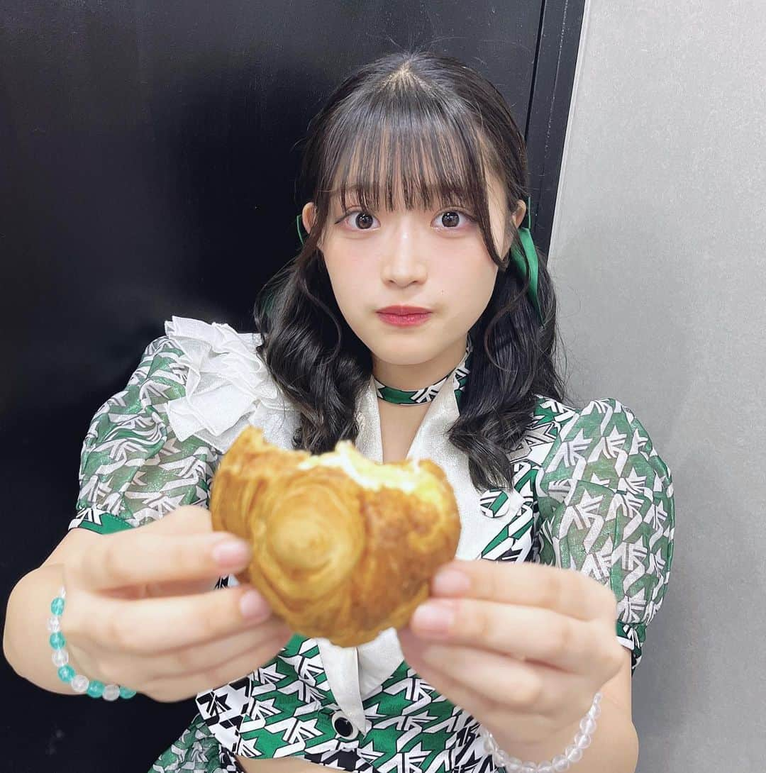 鈴木芽生菜さんのインスタグラム写真 - (鈴木芽生菜Instagram)「こちら  「(もぐもぐ...🧁)」  「...食べる？」  「やっぱあげない...🥺」  の王道あざとい3点セットでお届けしておりますよろしくお願いします。  #ヘアアレンジ #ツインテール #アイドル #アプガ #シュークリーム #彼女感 #あざとい系女子 #最終的にあげちゃうタイプ」11月16日 12時37分 - uugirl_new_meina