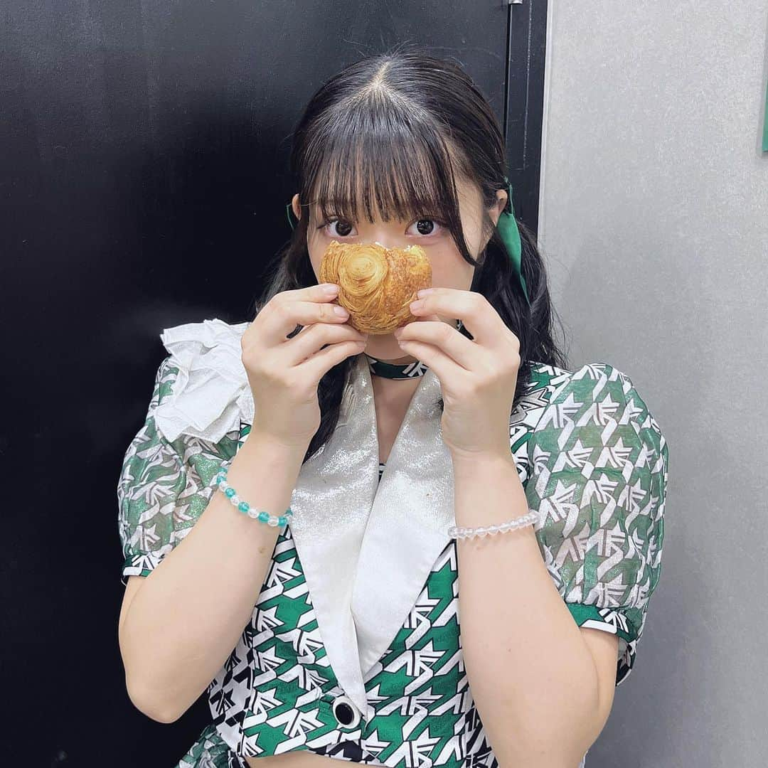 鈴木芽生菜さんのインスタグラム写真 - (鈴木芽生菜Instagram)「こちら  「(もぐもぐ...🧁)」  「...食べる？」  「やっぱあげない...🥺」  の王道あざとい3点セットでお届けしておりますよろしくお願いします。  #ヘアアレンジ #ツインテール #アイドル #アプガ #シュークリーム #彼女感 #あざとい系女子 #最終的にあげちゃうタイプ」11月16日 12時37分 - uugirl_new_meina