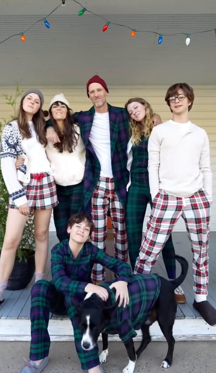 Old Navyのインスタグラム：「qq: are you team matching or mixing? ⁣ #spottedinoldnavy 🎄@hannahacarpenter  #jinglejamfam #christmascheer #dogpjs」