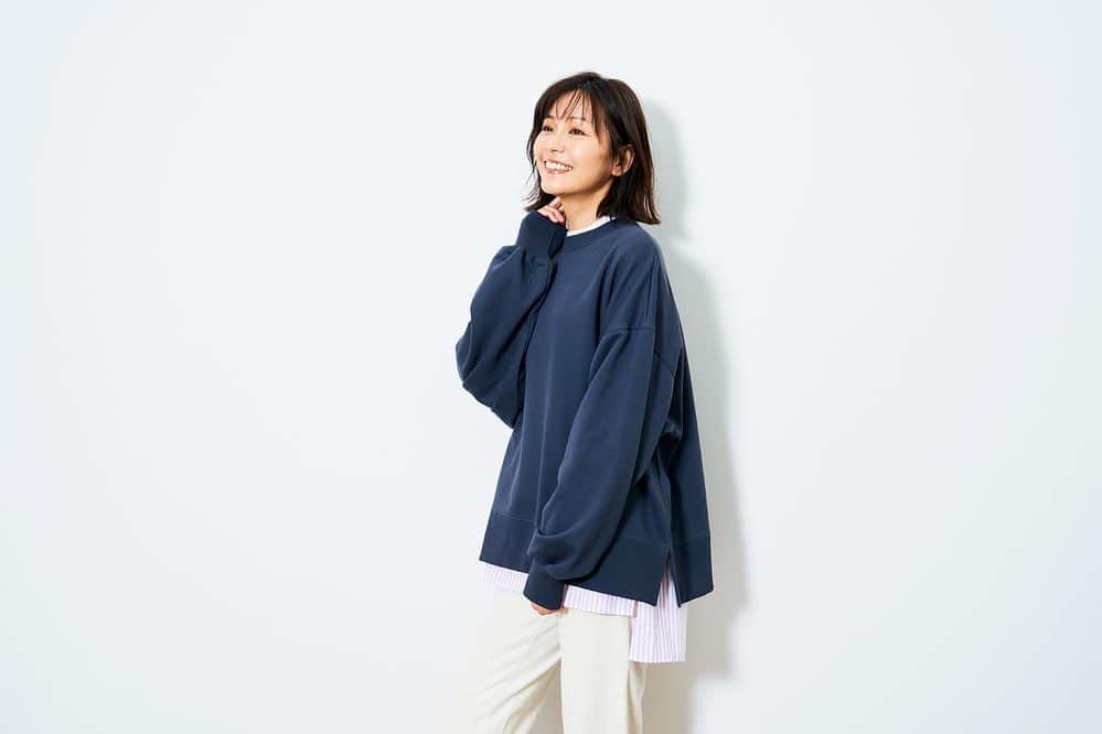 ナオのインスタグラム：「ゴールデンベアさんとのコラボで今季はビッグシルエットのスウェットを作りました😊  @goldenbear_official ×  @nao_nao310   コラボ企画第五弾です🙌  薄手のスウェットでお作りしたので3シーズン着用可能！ 冬はタートルなどとのレイヤードをお楽しみください♪ 撮影の時のようにシャツと合わせるのも可愛いです。 ビッグシルエットスウェットに短めのスカートやパンツと合わせて ロングブーツを履いたら可愛いなぁとか想像しています。 またプライベートで着用したらアップしますね^ ^  私は袖の部分をたるっとさせたかったのでLサイズを着用しています❤️ ご参考までに。  是非、 @goldenbear_official のサイトをご覧ください^ ^ 　 #goldenbear  #ゴールデンベア #コラボ企画」