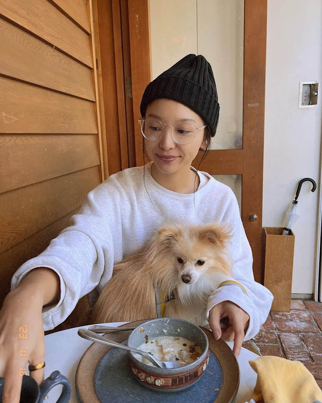 中上サツキのインスタグラム：「冬っぽい香りがするようになってきましたね⛄️外の席は長居するとホットコーヒー飲んでても寒いなぁ。  いつもれもんちゃんしかいないようですが、黒みつ姫もしっかり足下にいるんですよ🐄」