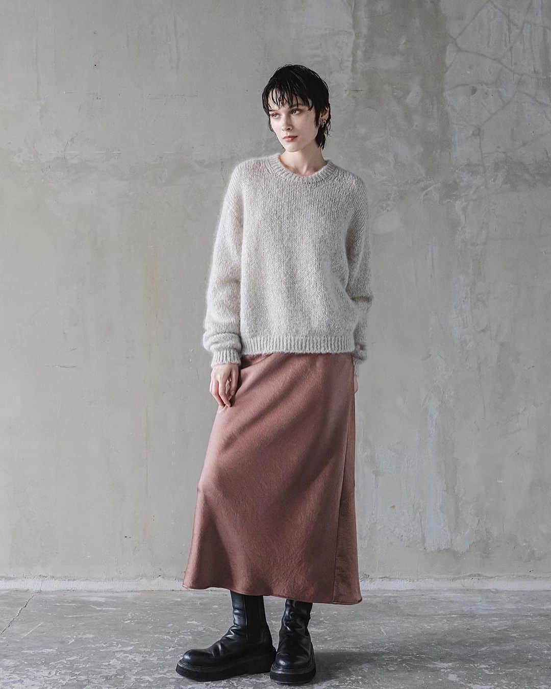 ENCHAINEMENT/mignonさんのインスタグラム写真 - (ENCHAINEMENT/mignonInstagram)「.  "Semi-Flared Long Skirt" ブラック/オフホワイト/チャ ¥19,800JPY  定番で使用しているサテン素材を使用しています。やや肉感があり、しっかりとしたサテン地です。セミフレアーのマキシ丈スカートですが、後ろに切り替えでアシメトリーなデザインになっており、何気ないアクセントになっています。毛足のあるニット合わせで今年らしいコーディネートがオススメです。  #enchainement #アンシェヌマン #アトレ恵比寿 #新丸の内ビル #なんばパークス #淀屋橋odona #広島パセーラ #アミュプラザ博多」11月16日 12時32分 - enchainement_official