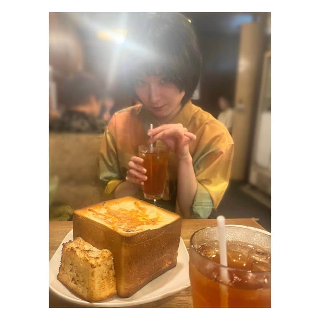 早乙女ゆうのインスタグラム：「この喫茶店行くときは向かいの古書店に寄ってから。 この日もついつい3冊買っちった~~はっぴー！🍞🌟」
