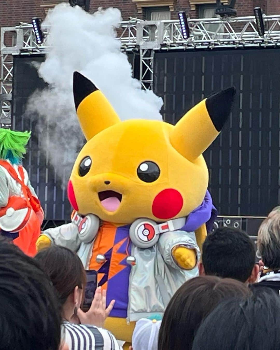 YOUKORINさんのインスタグラム写真 - (YOUKORINInstagram)「ロケット団🚀 ハロウィンのポケモンショー 可愛すぎた⚡️ め、くち、はな ミミッキューっ♡ が頭から離れへんなる🫢笑 ポケモンコラボのレストランで 座りたい席に座れて満足💕 おうちからフシギダネも持参笑  ロケット団簡単やし複数で 団員したら楽しそぉーっ🥹🥹 団員募集します🫢笑  #usj#universalstudios#USJファン#大阪#ポケモン#ポケモンコラボ#ロケット団#ロケット団コスプレ#ハロウィン#ユニバ」11月16日 12時34分 - xxy0uc0riinxx