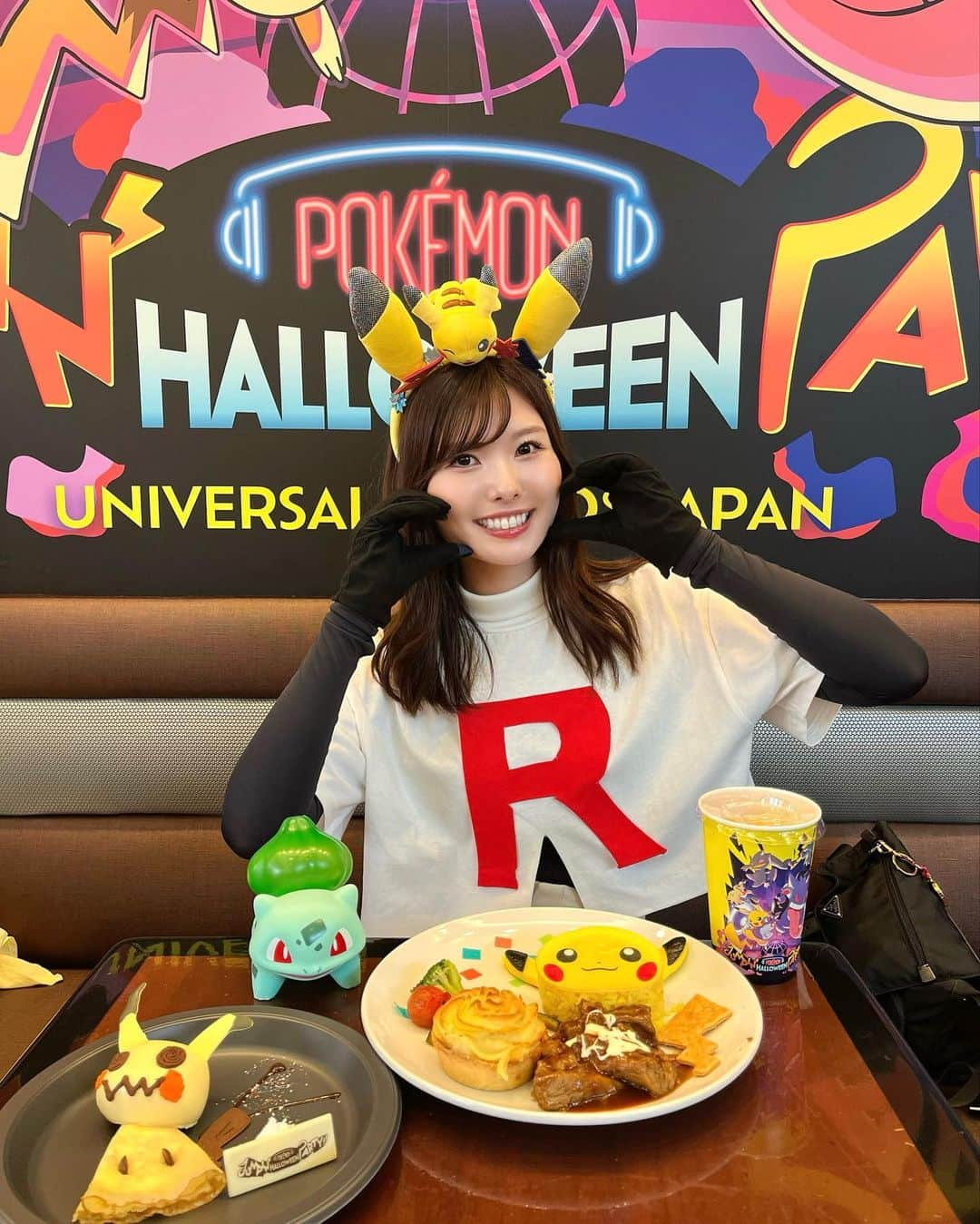 YOUKORINさんのインスタグラム写真 - (YOUKORINInstagram)「ロケット団🚀 ハロウィンのポケモンショー 可愛すぎた⚡️ め、くち、はな ミミッキューっ♡ が頭から離れへんなる🫢笑 ポケモンコラボのレストランで 座りたい席に座れて満足💕 おうちからフシギダネも持参笑  ロケット団簡単やし複数で 団員したら楽しそぉーっ🥹🥹 団員募集します🫢笑  #usj#universalstudios#USJファン#大阪#ポケモン#ポケモンコラボ#ロケット団#ロケット団コスプレ#ハロウィン#ユニバ」11月16日 12時34分 - xxy0uc0riinxx