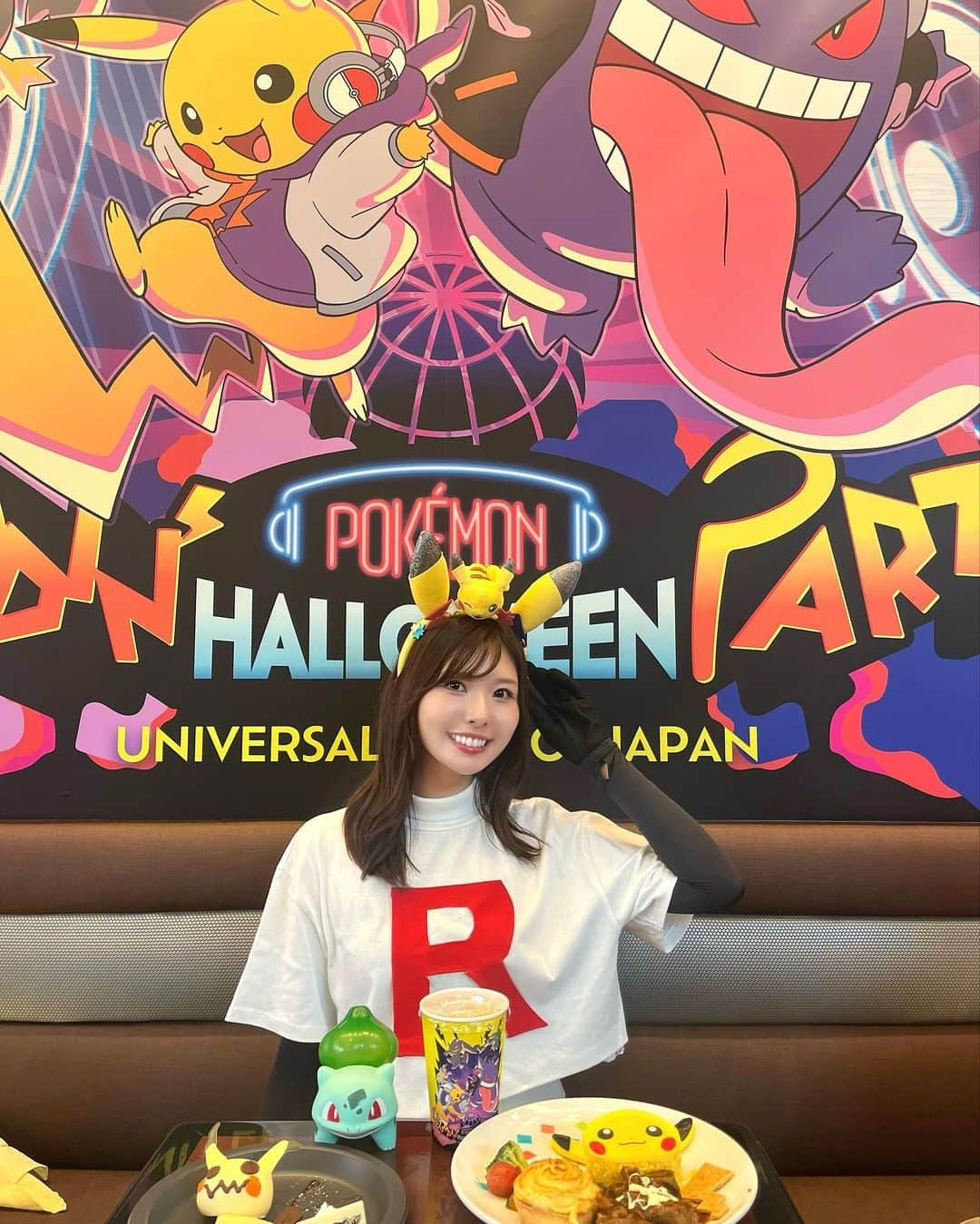 YOUKORINさんのインスタグラム写真 - (YOUKORINInstagram)「ロケット団🚀 ハロウィンのポケモンショー 可愛すぎた⚡️ め、くち、はな ミミッキューっ♡ が頭から離れへんなる🫢笑 ポケモンコラボのレストランで 座りたい席に座れて満足💕 おうちからフシギダネも持参笑  ロケット団簡単やし複数で 団員したら楽しそぉーっ🥹🥹 団員募集します🫢笑  #usj#universalstudios#USJファン#大阪#ポケモン#ポケモンコラボ#ロケット団#ロケット団コスプレ#ハロウィン#ユニバ」11月16日 12時34分 - xxy0uc0riinxx