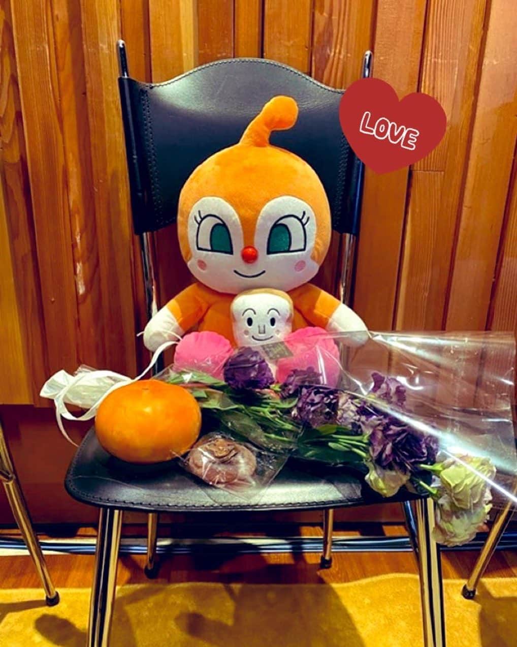 かないみかのインスタグラム：「今日は鶴ひろみねえさんの命日。 あの涙の止まらなかったXmasスペシャルの収録が忘れられません。 今年もスペシャルの収録終わりましたよ。 毎週鶴さんも一緒にいます♥️ 戸田恵子ねいちゃんが鶴さんぽいお花を買って来てくれました✨✨✨ 大きな柿もねいちゃんから♥️ ドキンちゃんの顔くらいあるね。 もう6年か。。。」