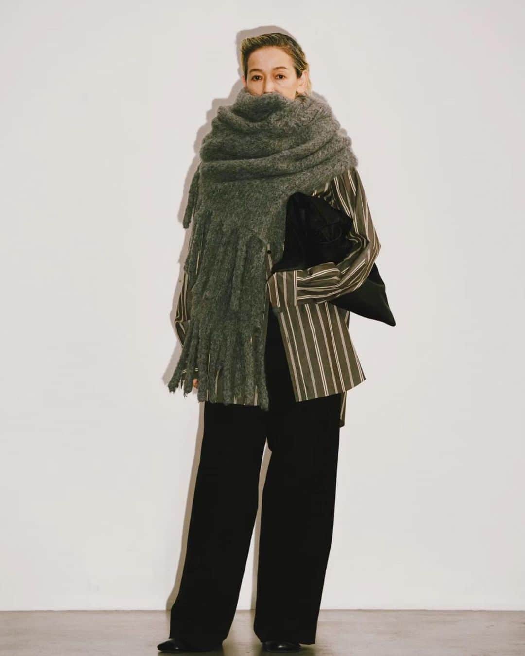 lifes_officialのインスタグラム：「GRAY TONE.  ✔︎ Brashed Volume Stole ✔︎ Stripe Over Shirts  #lifes #todayful」