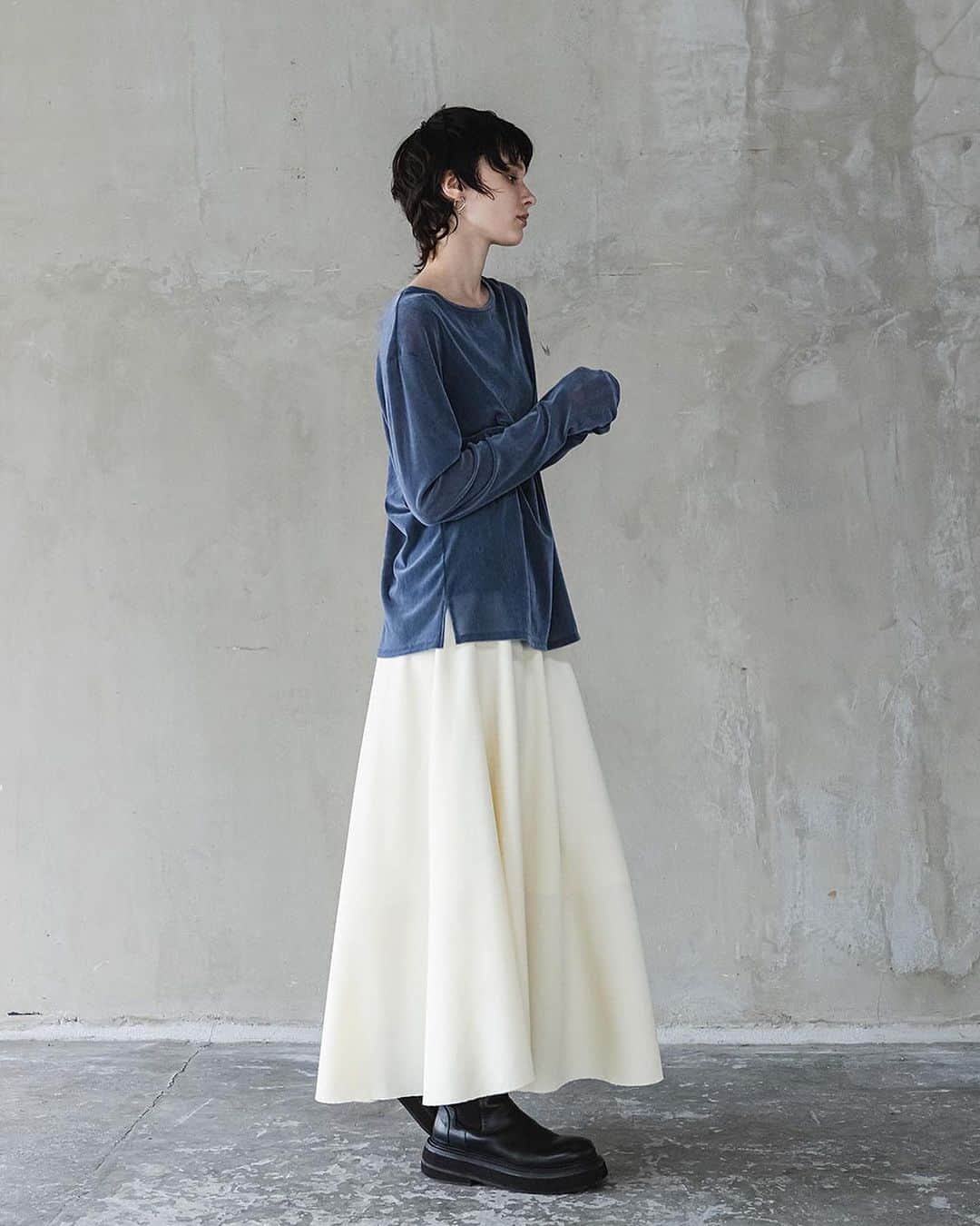 ENCHAINEMENT/mignonさんのインスタグラム写真 - (ENCHAINEMENT/mignonInstagram)「.  "Woolblend A-line Skirt" オフホワイト/チャコールグレー/ストライプ ¥30,800JPY  ウール混の滑らかなギャバジンを使用した、後ろタックのAラインスカート。原料にノンミュールウール（羊に痛みが伴うミュージングを行わない、羊本来の自然のまま優しい飼育方法で得られるウール）とリサイクルポリエステルの糸を使用した環境にも配慮した素材です。エシカルな素材の特徴だけでなく、生地に毛羽が少なく綺麗な素材感でデイリーに着用頂ける1枚。後ろに深めのタックを入れる事でシンプルになりがちな、冬のスタイルのポイントになります。フロントの内側はヒモが入っているので、ウエストも調節でき後ろはゴムでリラックス感もあります。セットアップとして着用できるプルオーバーとコーディネートする事で、ONのスタイルでも幅広く着用出来ます。  #enchainement #アンシェヌマン #アトレ恵比寿 #新丸の内ビル #なんばパークス #淀屋橋odona #広島パセーラ #アミュプラザ博多」11月16日 12時36分 - enchainement_official