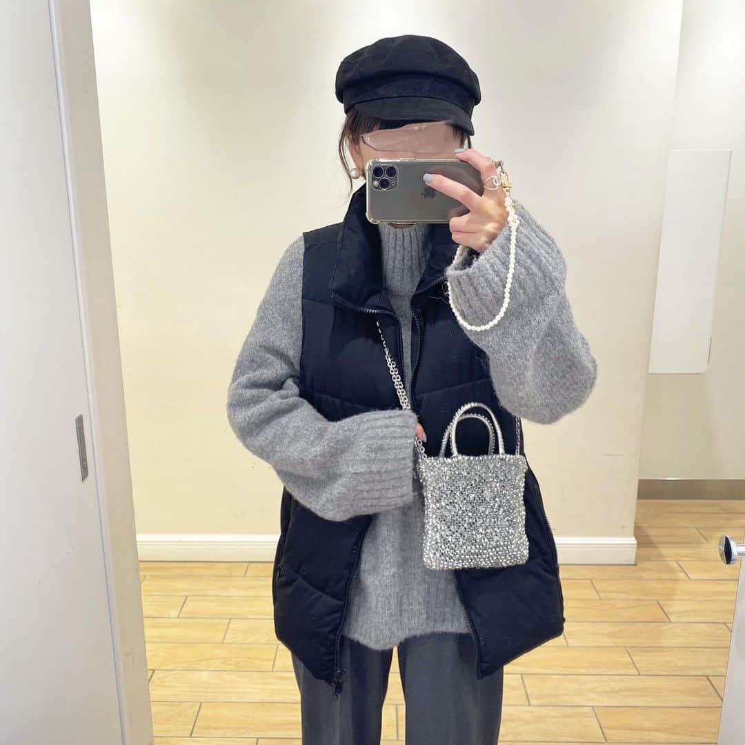 aya*のインスタグラム：「🦛 ・ 昨日は父とお出かけ☺︎ 2人でなんて初めてかも？！ ランチしてお買い物してお茶して♩︎ 楽しかったー♡ ・ 今時期のアウターに困ります。 外は寒いけど室内は暑くて… 息子のダウンベストを拝借しました♡ ・ ・ #coordinate #コーディネート #コーデ #今日の服 #シンプルコーデ #プチプラコーデ #ママコーデ #着回しコーデ #シンプル #プチプラ #ママ #着回し #韓国ファッション #azulbymoussy #uniqro #anteprima #ロカリ」