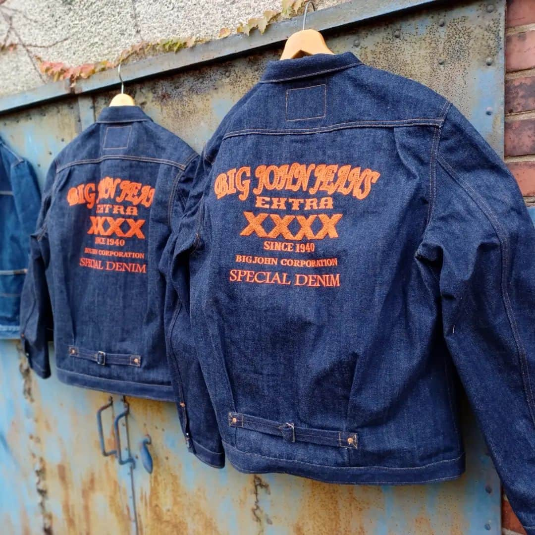 BIG JOHNさんのインスタグラム写真 - (BIG JOHNInstagram)「BIGJOHN   【XXXX-EXTRA NEW刺繍DENIM JACKET 発売‼️】  こんにちはPLANNERのKIMURAです！  XXXX-EXTRAの刺繍ジャケット第四段、 よりパワーアップして限定で販売します!✨ 今回初めて【EXTRA】の文字が入ります。 また今回はいつもより大きいサイズ(XXXL)を用意しました。  11月17日から発売開始します。  どうぞ宜しくお願いします!✨     @bigjohnshop @bigjohntokyo @bigjohnosaka #ビッグジョン#ビッグジョン児島本店#BIGJHON#ビッグジョン大阪#ビッグジョン東京#ヴィンテージ#岡山#倉敷#児島#倉敷#デニム#セルビッジ#インディゴ#履き込み#穿き込み#jeans#Japanmade#denim#jeans#jeansfashion#brand#デニム#japan #drydenim #indigoinvitation #selvage #selvagedenim #rawdenim #経年変化 #国産 #kojima #365daysoffade #マクアケ」11月16日 12時46分 - bigjohnjeans