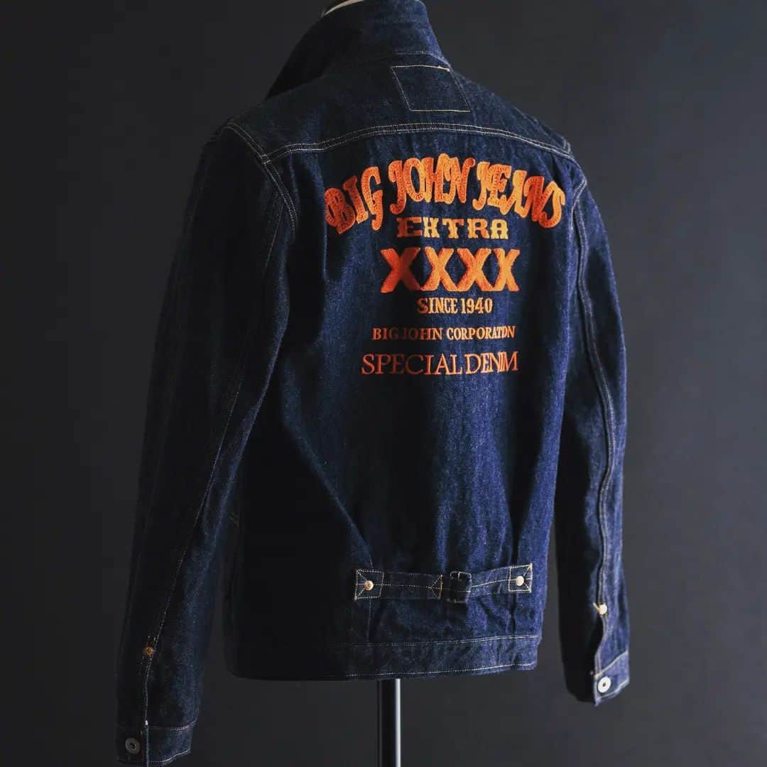 BIG JOHNのインスタグラム：「BIGJOHN   【XXXX-EXTRA NEW刺繍DENIM JACKET 発売‼️】  こんにちはPLANNERのKIMURAです！  XXXX-EXTRAの刺繍ジャケット第四段、 よりパワーアップして限定で販売します!✨ 今回初めて【EXTRA】の文字が入ります。 また今回はいつもより大きいサイズ(XXXL)を用意しました。  11月17日から発売開始します。  どうぞ宜しくお願いします!✨     @bigjohnshop @bigjohntokyo @bigjohnosaka #ビッグジョン#ビッグジョン児島本店#BIGJHON#ビッグジョン大阪#ビッグジョン東京#ヴィンテージ#岡山#倉敷#児島#倉敷#デニム#セルビッジ#インディゴ#履き込み#穿き込み#jeans#Japanmade#denim#jeans#jeansfashion#brand#デニム#japan #drydenim #indigoinvitation #selvage #selvagedenim #rawdenim #経年変化 #国産 #kojima #365daysoffade #マクアケ」