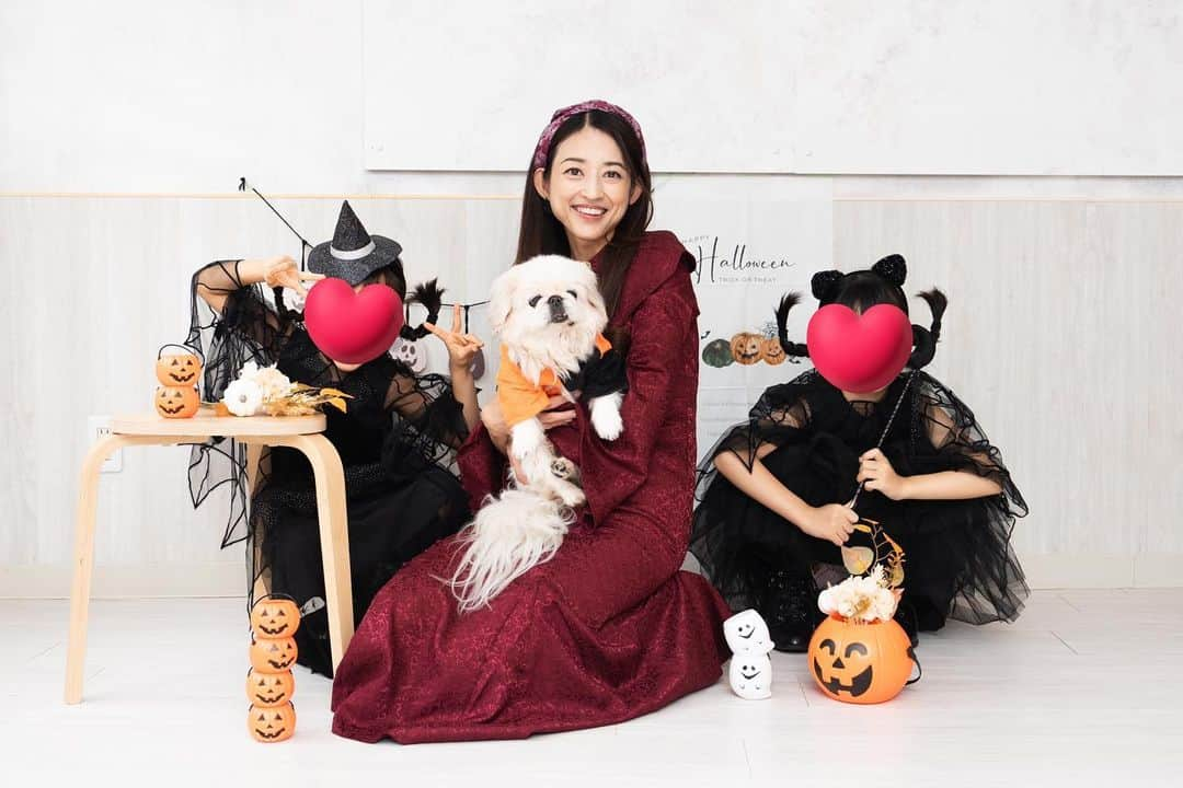 小沢真珠のインスタグラム：「まるこ🐶と撮った家族写真が届きました♪  まるこももう15歳！そういえば子供達が生まれてからまることちゃんと撮ってもらったことなかったな、、と思いリサーチしていたら、  「ピーナッツクラブ」さん @peanutsclubpet でワンコと撮影会のイベントがあるのを発見。ちょうどハロウィンの時期だったので皆で仮装して撮影して頂きました。  娘たちは魔女、わたしはディズニーヴィランズのゴーテル。まるこもハロウィンのお洋服で。。  娘たちのヘアーは針金で魔女っぽくアレンジしてみました。  いい思い出が残せました♪  #まるこ#15歳#ペキニーズ#白ペキ#pekingese#犬#dog #pekistagram  #家族写真#ペット#ファミリー #ハロウィン仮装#魔女 #pekingeselove」