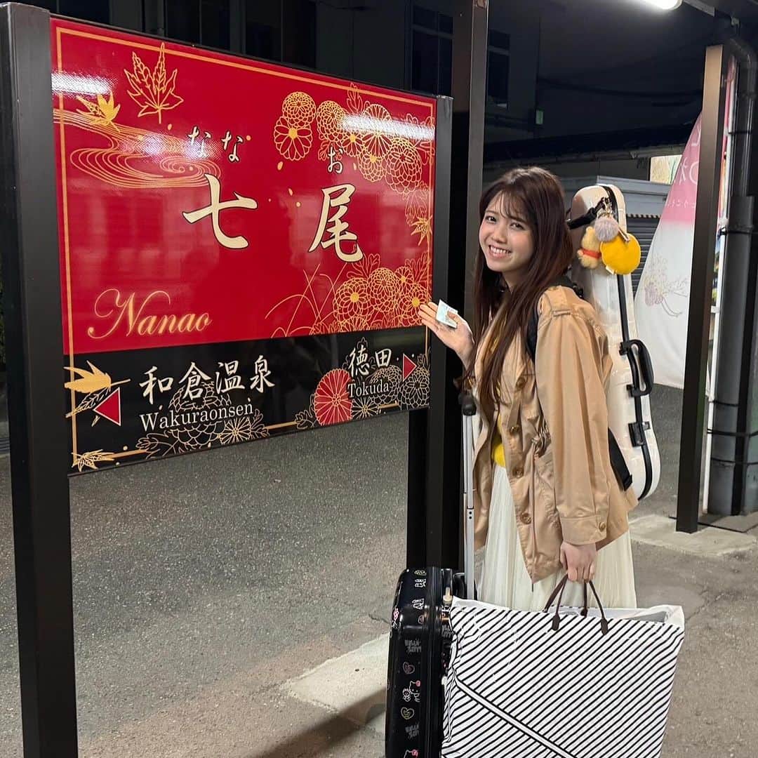高木凜々子のインスタグラム：「七尾駅の看板❣️ 夜遅くに到着したからお外真っ暗だったけど、看板素敵すぎて元気になった笑  #violin #music #concert #japan」