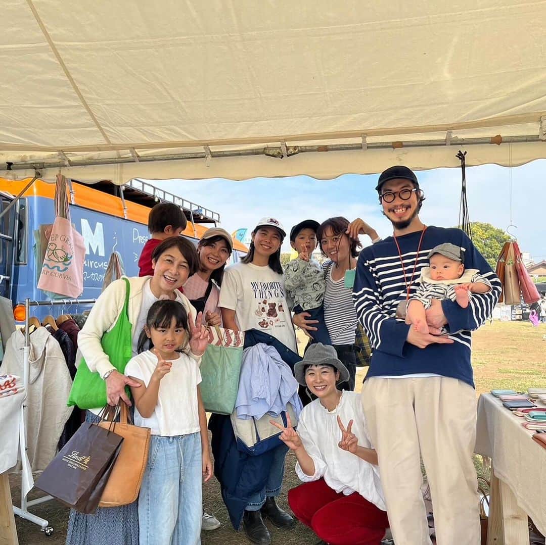 真央さんのインスタグラム写真 - (真央Instagram)「トーキョータイム その2  私たちが暮らしていた狛江の最大イベント！ タマリバ に @tente_handcrafted 初出店！ それもテンテのアイテムをお取り扱い頂いている @steepgradesharpcurves_store さんが お声がけしてくださって叶ったコラボ出店🌿  それもまた実家の目と鼻の先にある土手での イベントだったので、なんだか気負わず、 軽やかな気持ちで真夏のようなお天気にも恵まれて、 おとなもこどもも楽しめるタマリバさん、 会いたい人達にも会えて楽しい2日間だったな〜ぁ✨  sgscの清家さん、気さくでカッコよくて、 我々夫婦は聞きたいこと知りたいこといっぱいで、 勝手にお家では清家の兄貴❣️と 呼ばせてもらってるのですが、 清家さんのおかげでテンテのアイテムを 普段見てくれてる方と実際にお話ができたり、 新しい出会いがひろがりました🙏🏻💫 . . #tamariba #タマリバ #狛江#和泉多摩川 #sgsc#TENTE」11月16日 12時50分 - mao0424