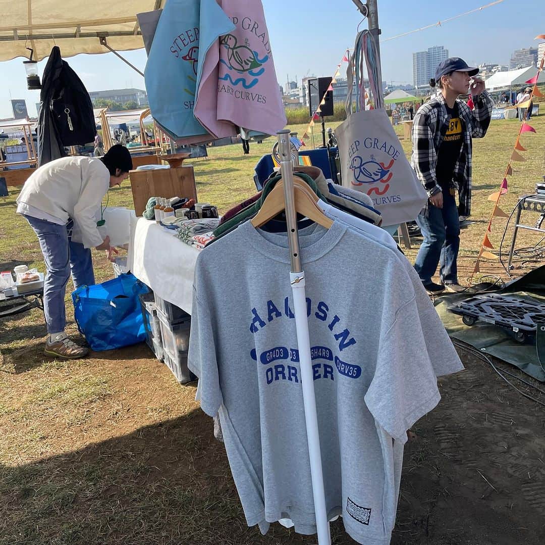 真央さんのインスタグラム写真 - (真央Instagram)「トーキョータイム その2  私たちが暮らしていた狛江の最大イベント！ タマリバ に @tente_handcrafted 初出店！ それもテンテのアイテムをお取り扱い頂いている @steepgradesharpcurves_store さんが お声がけしてくださって叶ったコラボ出店🌿  それもまた実家の目と鼻の先にある土手での イベントだったので、なんだか気負わず、 軽やかな気持ちで真夏のようなお天気にも恵まれて、 おとなもこどもも楽しめるタマリバさん、 会いたい人達にも会えて楽しい2日間だったな〜ぁ✨  sgscの清家さん、気さくでカッコよくて、 我々夫婦は聞きたいこと知りたいこといっぱいで、 勝手にお家では清家の兄貴❣️と 呼ばせてもらってるのですが、 清家さんのおかげでテンテのアイテムを 普段見てくれてる方と実際にお話ができたり、 新しい出会いがひろがりました🙏🏻💫 . . #tamariba #タマリバ #狛江#和泉多摩川 #sgsc#TENTE」11月16日 12時50分 - mao0424