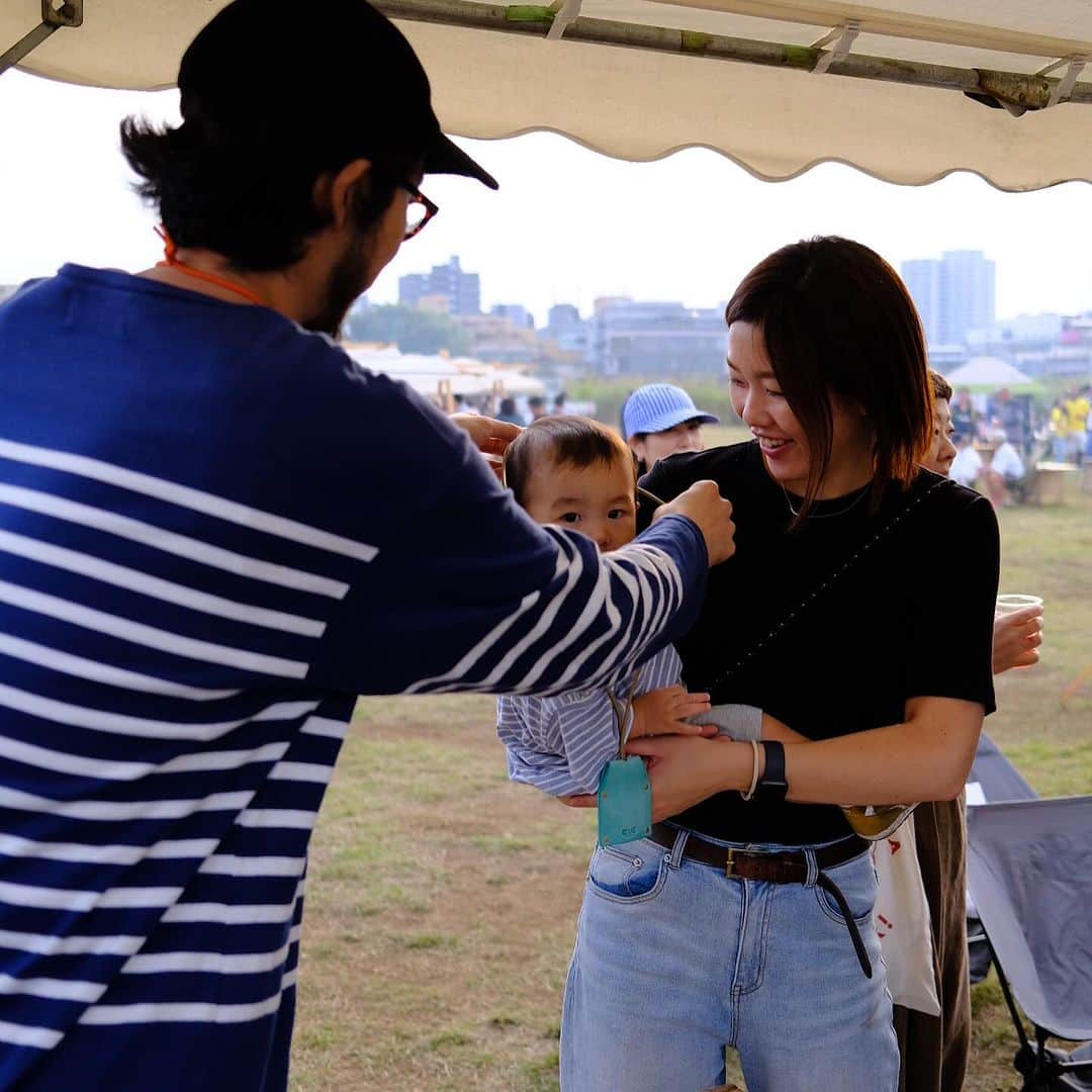 真央さんのインスタグラム写真 - (真央Instagram)「トーキョータイム その2  私たちが暮らしていた狛江の最大イベント！ タマリバ に @tente_handcrafted 初出店！ それもテンテのアイテムをお取り扱い頂いている @steepgradesharpcurves_store さんが お声がけしてくださって叶ったコラボ出店🌿  それもまた実家の目と鼻の先にある土手での イベントだったので、なんだか気負わず、 軽やかな気持ちで真夏のようなお天気にも恵まれて、 おとなもこどもも楽しめるタマリバさん、 会いたい人達にも会えて楽しい2日間だったな〜ぁ✨  sgscの清家さん、気さくでカッコよくて、 我々夫婦は聞きたいこと知りたいこといっぱいで、 勝手にお家では清家の兄貴❣️と 呼ばせてもらってるのですが、 清家さんのおかげでテンテのアイテムを 普段見てくれてる方と実際にお話ができたり、 新しい出会いがひろがりました🙏🏻💫 . . #tamariba #タマリバ #狛江#和泉多摩川 #sgsc#TENTE」11月16日 12時50分 - mao0424