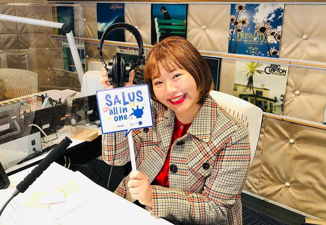 小出真保のインスタグラム：「ラジオ始まります！ スマホ📱アプリのFMプラプラでも聴けるよ、FM salus。  YouTubeでもライブ生配信してます🎵  テーマ「お酒に関するエピソード」  15時台→「◯◯といえば？サルオル総選挙！」 今日は「山手線の駅といえば…？」で送ってください🚉🚃  ✉️msg@fm-salus.jp ★YouTubeLive fm-salus.jp/index.php」