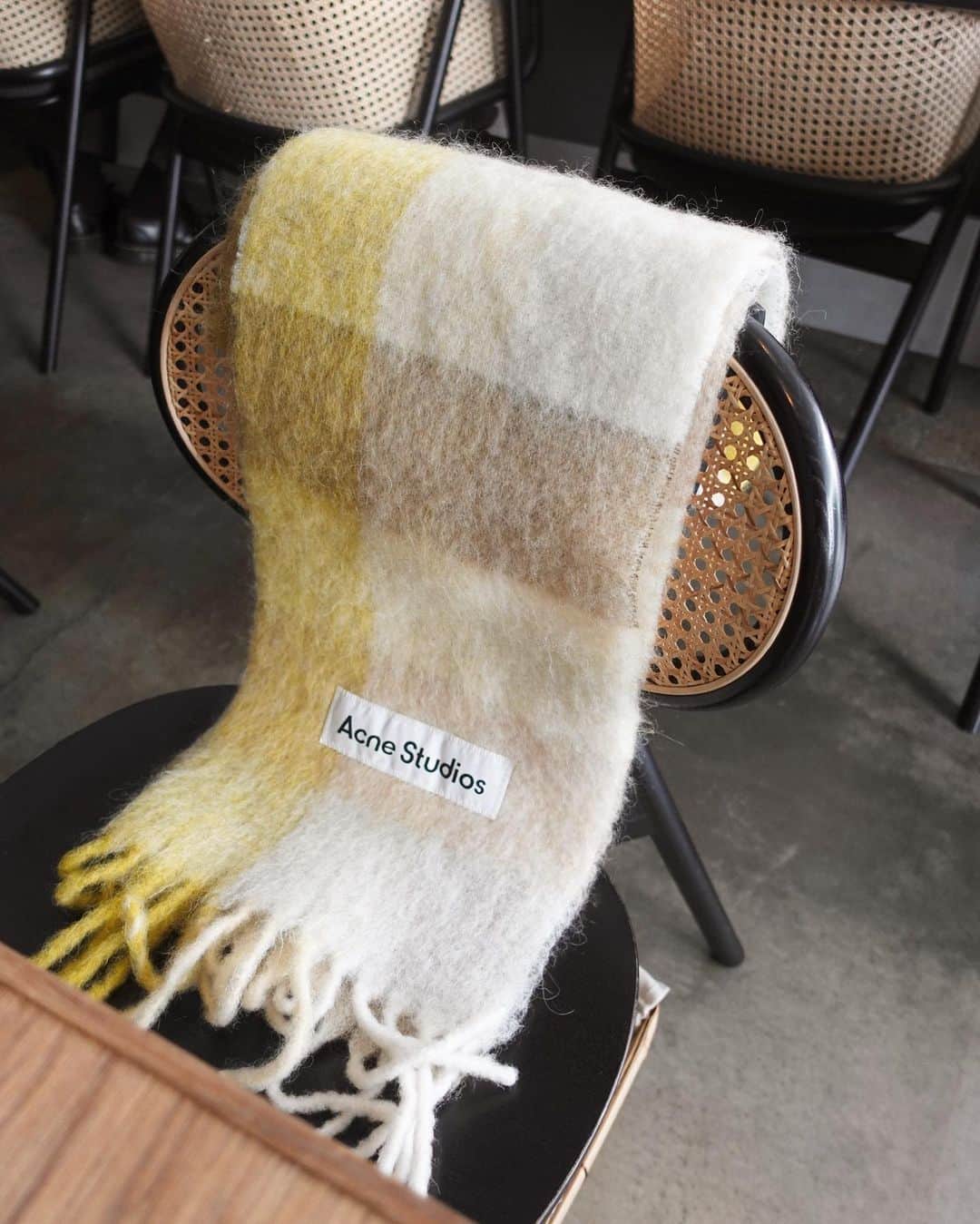 涼佳のインスタグラム：「@acnestudios 🧣🤍」