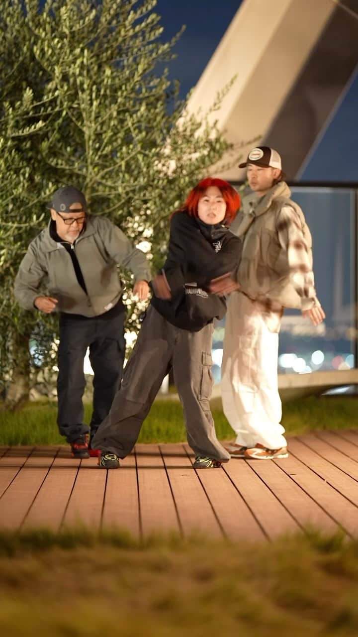 TOMO のインスタグラム：「家族ダンス！  Free style ver.  Hat off!! lol  #家族ダンス」