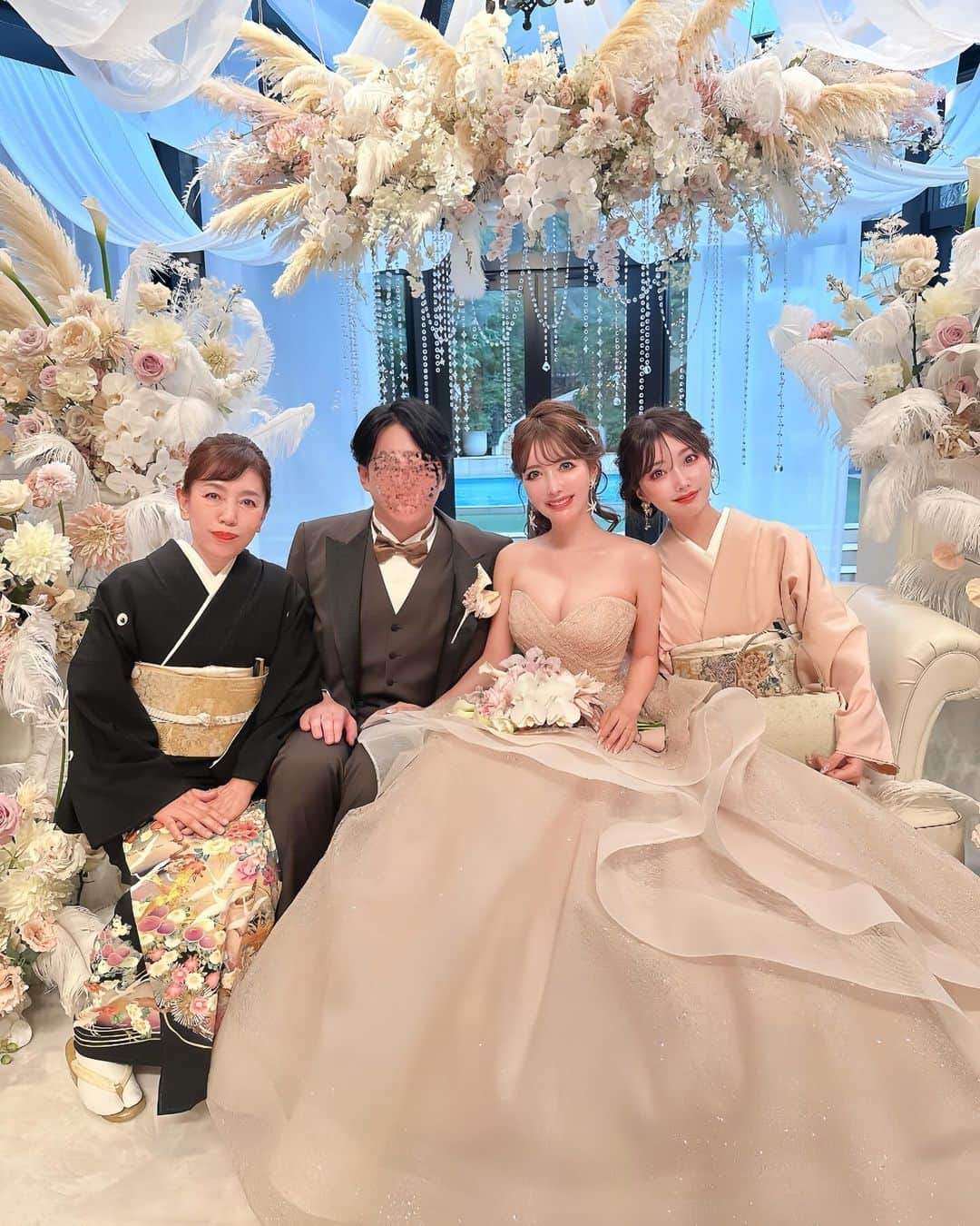 吉川ちかのインスタグラム：「happy birthday！ 無事に結婚式とお誕生日を 迎える事が出来ました🥺🩷  夫には感謝する事ばかりで… 花嫁さんが主役だから 好きな事をしていいよって 言ってもらえたから本当に 好き勝手させてもらいました！！  その気持ちも嬉しいし、 そのお陰で素敵で最高な結婚式が出来ました！ 一生忘れない日になったよ🥺🩷  誕生日を迎えましたが…私の人生の中で 一番のプレゼントは 私と家族になってくれた事です🤲💕 私と家族になってくれてありがとう！！！  うちのお母さんもちえも 天国のじいちゃんばあちゃんも 喜んでると思うし安心してると思う！ 私を選んでくれてありがとう🥺💕  #happybirthday#誕生日おめでとう#誕生日#結婚式#happywedding#家族写真#いつもありがとう#感謝」