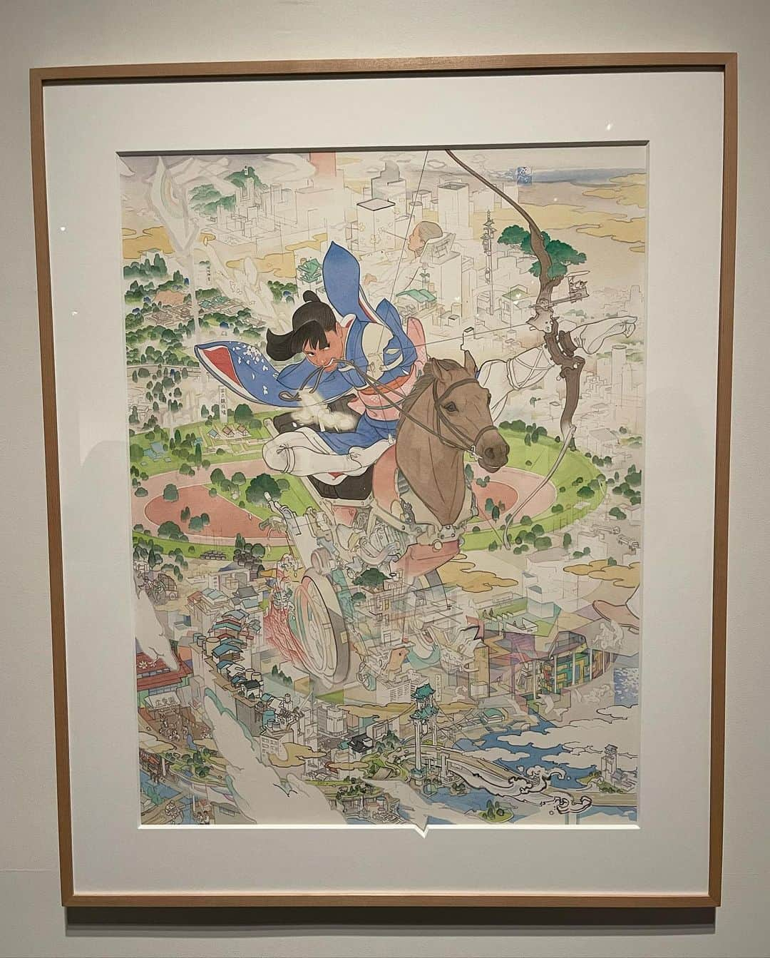 トムセン陽子さんのインスタグラム写真 - (トムセン陽子Instagram)「先日、現在開催中の山口晃さんの絵画展に行ってきました。  山口さんとは先月行われたグレンモーレンジィの新商品「A TALE OF TOKYO」のローンチイベントでご一緒させていただきました。この新ボトルのパッケージをデザインされたのが山口さん。日本の歴史と近代をミックスした画風に大変感銘を受けたのでした。  絵画展では山口さんのメモ書きなどもたくさん展示されていて、この絵が書かれるまでの過程や背景、想いが詳しく書かれていたのが、とても印象的でした。  大河ドラマのタイトルバック画やパラリンピックのアートポスター、そしてもちろんグレンモーレンジィのパッケージの原画も✨️  「ジャム・セッション 石橋財団コレクション×山口晃　ここへきて　やむに止まれぬ　サンサシオン」展は、アーティゾン美術館にて11月19日まで開催です😌✨️  @artizonmuseum  @yamaguchi.akira.painter   #山口晃 #絵画展 #グレンモーレンジィ」11月16日 13時13分 - yokothomsen