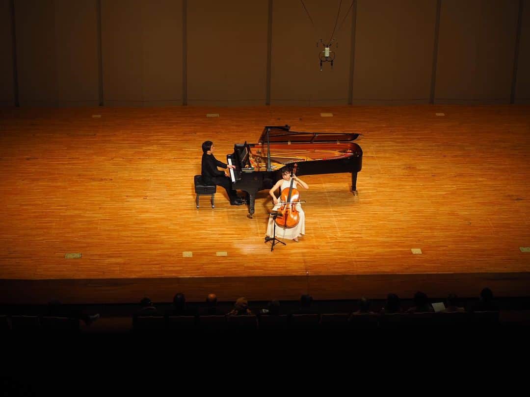 新倉瞳のインスタグラム：「Duo Rezital in Akigawa   11月12日の秋川キララホールでの新倉瞳&佐藤卓史Duoリサイタルのお写真いただきました！  ホールの響きが素晴らしく、プーランク「フランス組曲」も佐藤卓史さん作曲「夜想」(改めて素晴らしい曲。大感謝)も今まででいちばん気持ち良く演奏出来たかも。  アリーナにいるような大拍手もありがとうございました😆  ドレスは @m_maglie_le_cassetto_official」