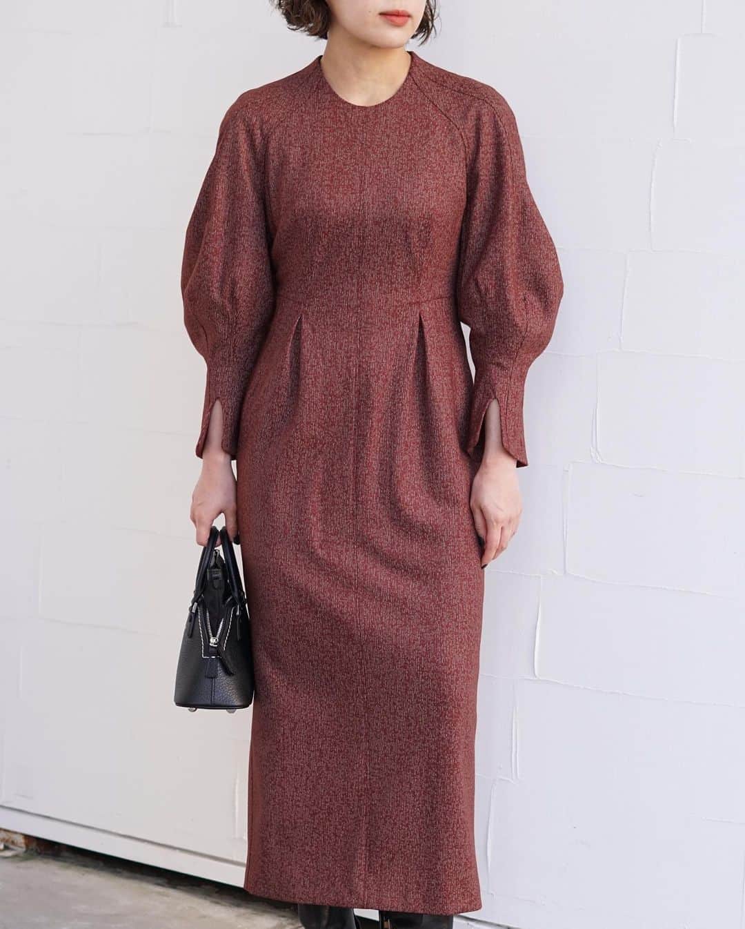 【ANN DE ARKさんのインスタグラム写真 - (【ANN DE ARKInstagram)「Mame Kurogouchi   Wool Tricot I-Line Dress ￥97,900（税込） ⁡ ⁡ 詳しくはオフィシャルサイト【ARKnets】にて。 ■商品や通信販売に関しまして ご不明な点がございましたらお気軽にお問い合わせください。 ———————————— オフィシャルサイトの在庫と店頭在庫は共有しております。 商品に関しましては、お気軽にコメントや店舗までお問い合わせください。 ⬇︎⬇︎⬇︎ @ann_de_ark  @arknets_official ⁡ #fashion #栃木 #宇都宮 #ショップ #セレクトショップ　#arknets #anndeark #mamekurogouchi #maisonmargiela  ⁡ ————————————」11月16日 13時11分 - ann_de_ark