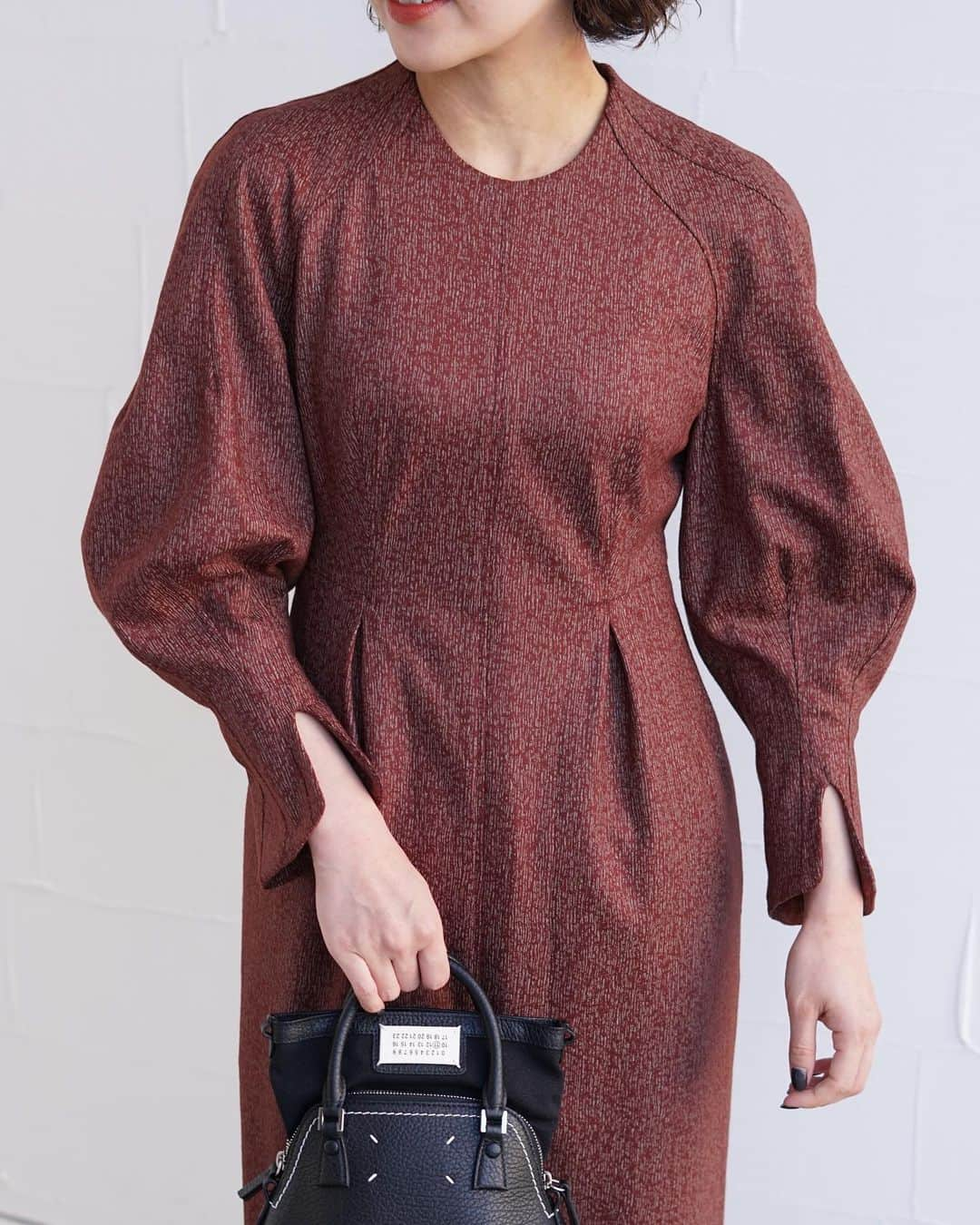 【ANN DE ARKのインスタグラム：「Mame Kurogouchi   Wool Tricot I-Line Dress ￥97,900（税込） ⁡ ⁡ 詳しくはオフィシャルサイト【ARKnets】にて。 ■商品や通信販売に関しまして ご不明な点がございましたらお気軽にお問い合わせください。 ———————————— オフィシャルサイトの在庫と店頭在庫は共有しております。 商品に関しましては、お気軽にコメントや店舗までお問い合わせください。 ⬇︎⬇︎⬇︎ @ann_de_ark  @arknets_official ⁡ #fashion #栃木 #宇都宮 #ショップ #セレクトショップ　#arknets #anndeark #mamekurogouchi #maisonmargiela  ⁡ ————————————」