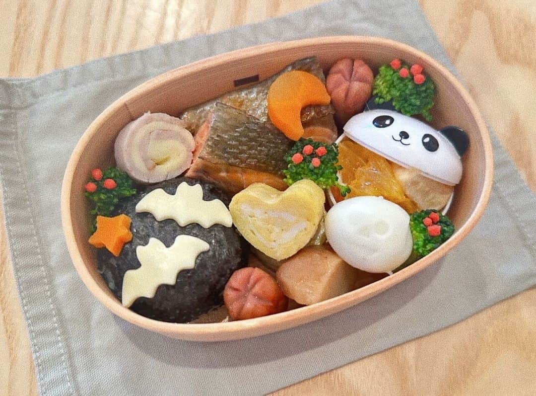 瀬戸サオリのインスタグラム：「載せ直し👻  載せ忘れたハロウィン弁当🍙 また来年…🦇♡  #幼稚園弁当  #ハロウィン弁当 #オーガニック #有機野菜 #saori_cooking」