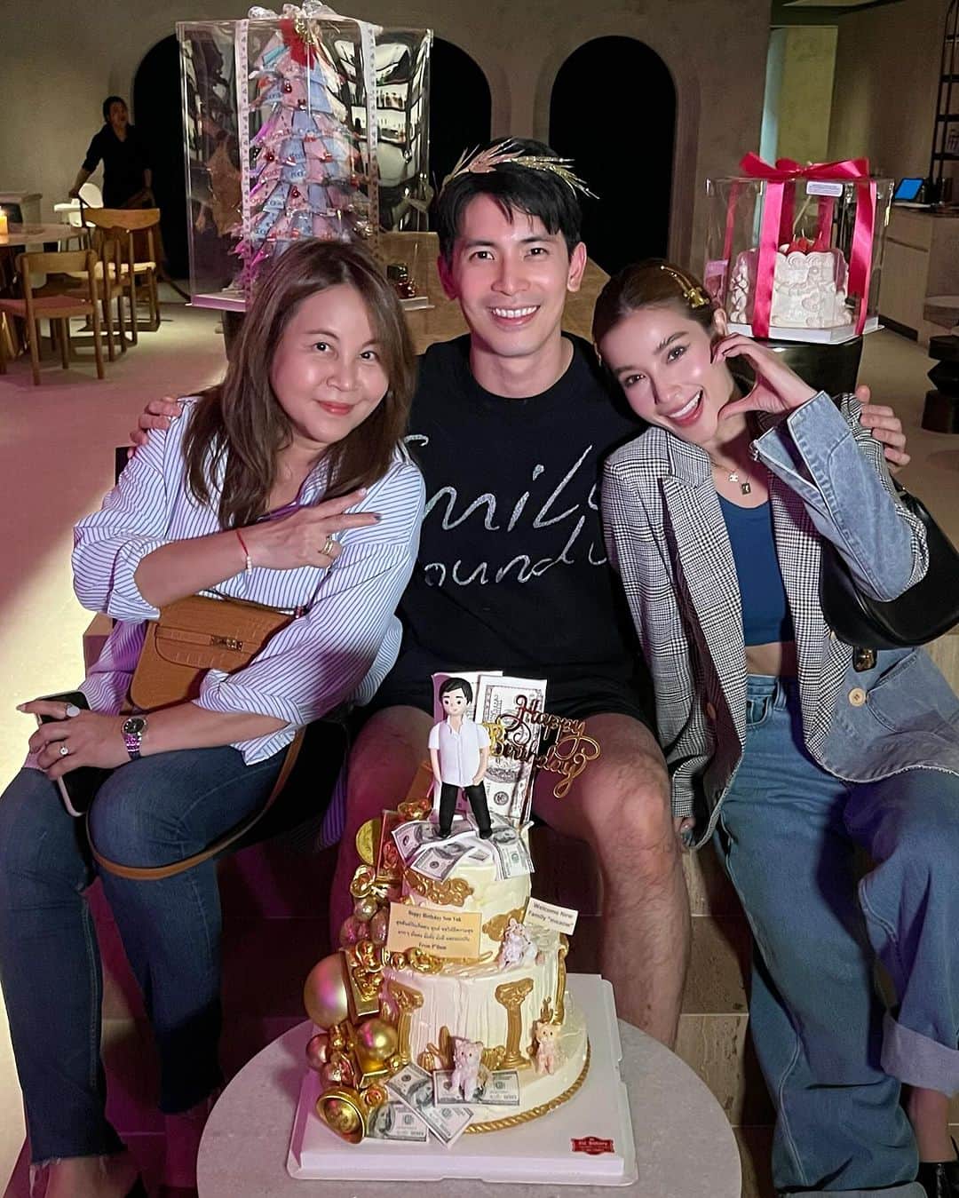 ウィウ＝ワンナロット・ソンティチャイのインスタグラム：「(12Nov) A little birthday surprise for @sonyuke 🥳🎂💕 you know we love you! ลงช้าแต่ลงนะจ๊ะ5555 . . นัดรวมตัวกันที่ร้านCheongdam แล้วก็รอสาย🥕อัพเดทว่าตอนนี้สนอยู่ที่ไหนเพื่อบุกไปเซอร์ไพรส์55555 สรุปเป็นร้านrooftopอย่างดีแล้วแต่งตัวกันอย่างชิล ตอนแรกนึกว่าจะไปที่คอนโด😂 ครั้งนี้เล่นใหญ่อยู่นะ ขอบคุณพี่ @oammy_593 ที่ชวนไปร่วมสนุกค่าา เราจะสลับกันถือเค้กแฮปตลอดไป!」