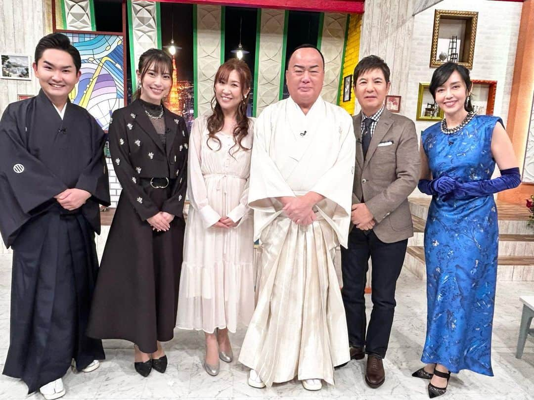 藤井香愛のインスタグラム：「本日11/16(木)21:00〜 BS-TBS「昭和歌謡ベストテンDX」に出演します📺🎤  「人恋しい夜に聴きたい歌」特集🎵 肌寒くなってきたこの時期にぴったりな曲がたくさん。  私は小泉今日子さんの「木枯らしに抱かれて」を歌います🍂ぜひご覧ください〜！  彩青さんとのツーショットもどうぞ‼️彩青さんって背中のチャック開けたら仙人が入ってるんじゃないかなぁっていつも思う…🤭  #昭和歌謡ベストテンDX #昭和歌謡 #関根勤 さん　#早見優 さん #細川たかし さん　#蘭華 さん #彩青 さん #藤井香愛　#歌謡曲　#徳間ジャパン　#夢告鳥 #小泉今日子 さん　#木枯らしに抱かれて #カバー曲」