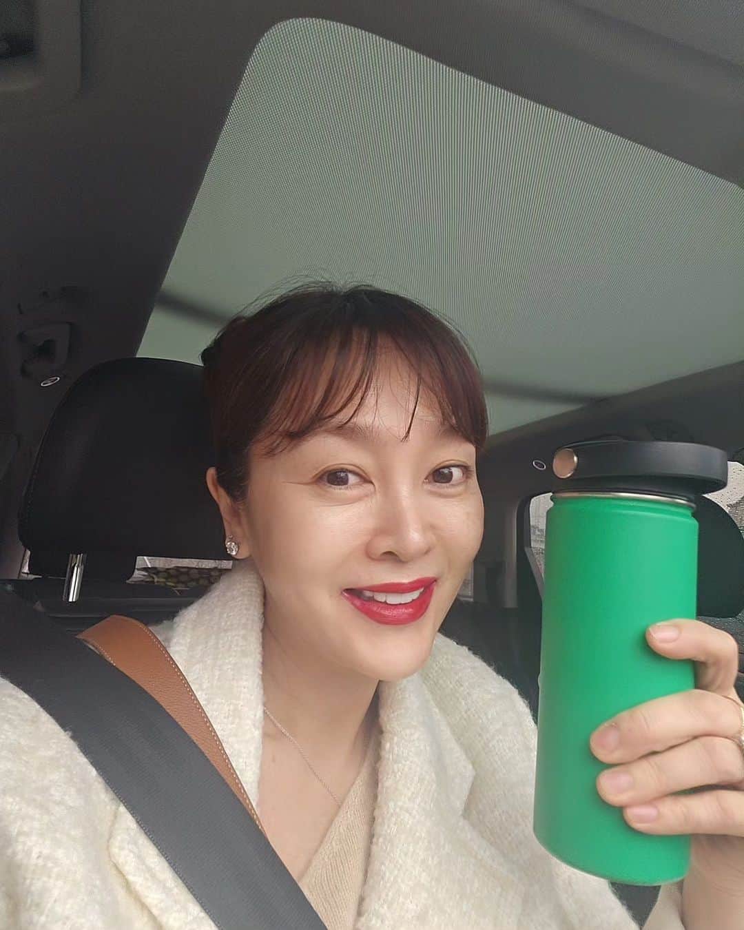 イ・スンヨンのインスタグラム：「친구가 보내준 이뮨과 클리닝시스템 으로  어제보다 컨디션이 훨나아졌어요 ㅜ   못갈뻔하던 점심 약속  @banyantree_seoul  맛있는 점심식사 감사합니다   @noh_jinseon  @sunnymom1977  @rucky_alex  디저트는@superthingskr  에서??  ㅎㅎ 아프면 정말 서글퍼요 속상하고  냄편도없는데 ㅜ  그래도 지켜주는 패밀리들이 있어서 넘넘 행복하고 감사한 마음입니다💜💜💜  #마고샵에서 #슈퍼띵스코트와머플러 #절찬공구중입니다💗💗💗」