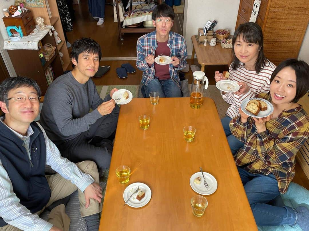 きのう何食べた？ season2さんのインスタグラム写真 - (きのう何食べた？ season2Instagram)「.  #テレ東60祭 @なぜか横浜赤レンガ 開催中です(〜11/19)📢  #きのう何食べた ？ブースでは 第2話で登場したメニューを販売中！  🌟バターチキンカレー&チーズナン 🌟バナナパウンドケーキ  ※数に限りがございます。  シロさんの手土産 バナナパウンドケーキを食べながら お茶するみなさん📸✨  #西島秀俊 #田中美佐子 #矢柴俊博 #真凛 #長友郁真」11月16日 13時30分 - movie_nanitabe