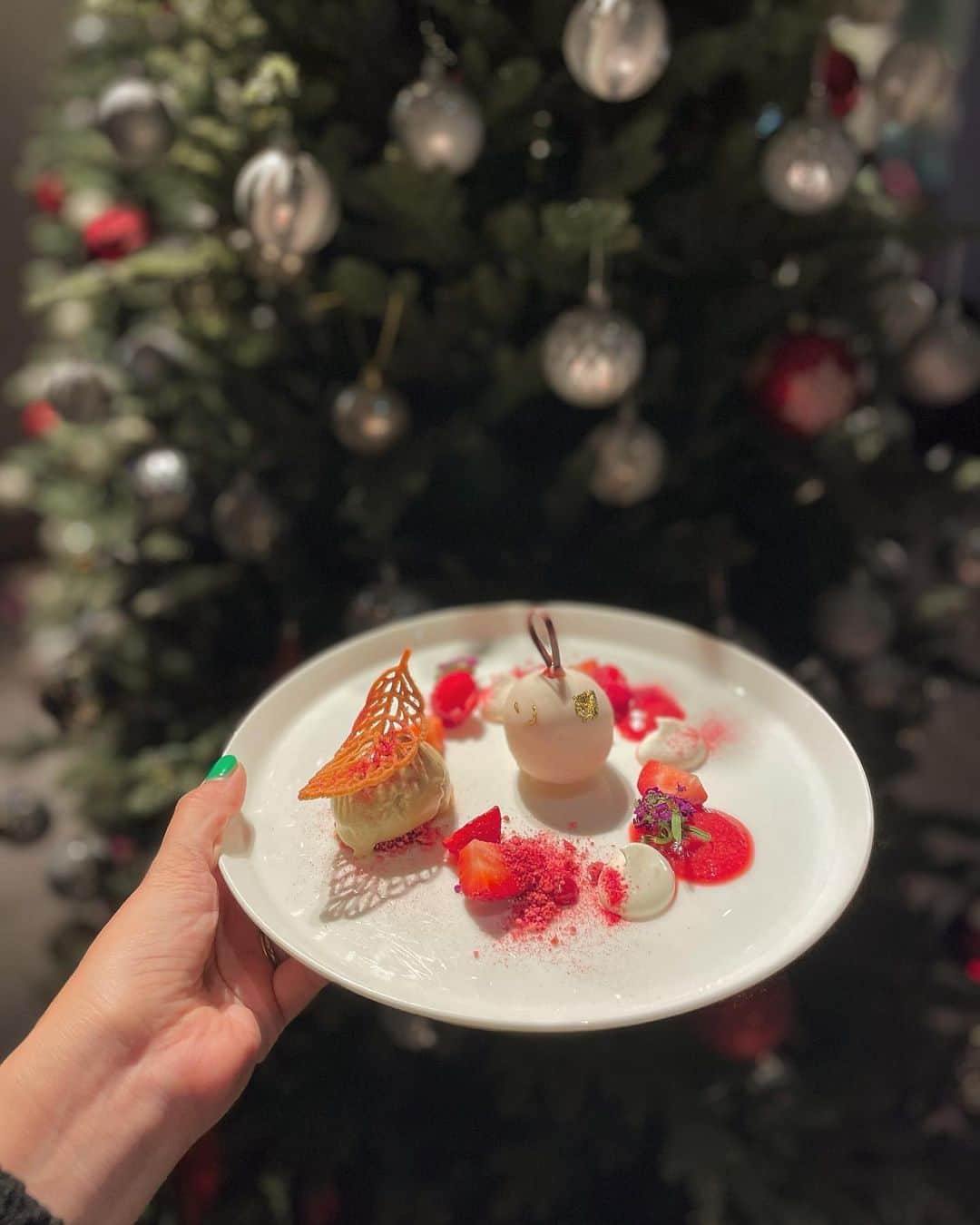 yoka1124さんのインスタグラム写真 - (yoka1124Instagram)「🎄🎄🎄  . プルマン東京田町 @pullmantokyotamachi   レストラン『FUN DINING KASA』 クリスマス限定ディナーコースを一足先に堪能させて頂きました  ボリューム感たっぷりのクリスマス限定コース🎄  前菜が オーストラリア ビクトリア州公認のラム親善大使であるシェフ福田がお届けする、2nd Entrée (温前菜) のラムチョップ  メインじゃないか！！とびっくり  メインはリブアイステーキ 雲丹バターとの相性がとても良くて幸せなひととき  デザートプレゼントがお皿にクリスマスが散りばめられていて可愛くて可愛くて食べるのが勿体無いくらいでした  2023年12月23日、24日、25日 楽しめるクリスマスコース11月中の予約がお得♡  ワインペアリング付き お一人様 ￥22,000  ＜11/30まで！早期割引＞ ワインペアリング付き お一人様 ￥20,000   ワンドリンク付き お一人様 ￥18,000  ペアリングの中からお好きな１杯チョイス  コースのみ お一人様 ￥16,000   Pullman Illumination "Lights UP!" も開催されていてイルミネーション、クリスマスツリー展示、DJ によるライブミュージックが楽しめるよー！  . . #プルマン東京田町 #プルマン #xmas  #xmasdinner #クリスマスディナー #ホテルディナー」11月16日 13時26分 - yoka1124