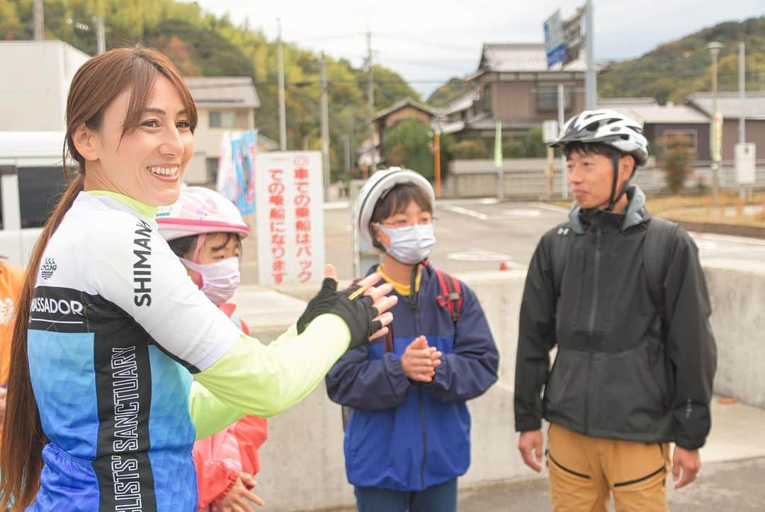 道端カレンさんのインスタグラム写真 - (道端カレンInstagram)「愛媛サイクリングの日🚴‍♀️  ご参加くださいました皆さま、ありがとうございました！  小雨降る中でしたが、安全に楽しくサイクリングできたかなと思います。  また来年、11月の第2週の日曜日、愛媛サイクリングの日でお会いしましょう🚴🚴‍♀️  #今治しまなみ自転車大使 #今治市 #愛媛県 #愛媛サイクリングの日 #サイクリストの聖地」11月16日 13時26分 - karenmichibata