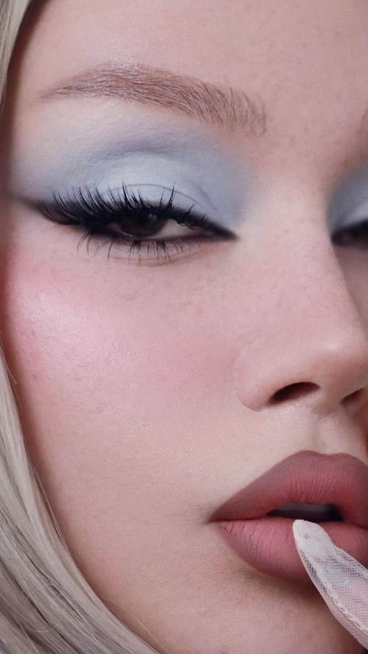 SONYA ESMANのインスタグラム：「icey blue 90’s inspired makeup ❄️ how i did it:  • eyeshadow primer @urbandecaycosmetics  • white eyeshadow as a base @colourpopcosmetics • blue eyeshadow blended in @sephora • ‘nebula’ eyeshadow by @surratt • black eyeliner @urbandecaycosmetics  • fan fest mascara @benefitcosmetics  • off camera- @novabeauty lipstick ‘REAL’」