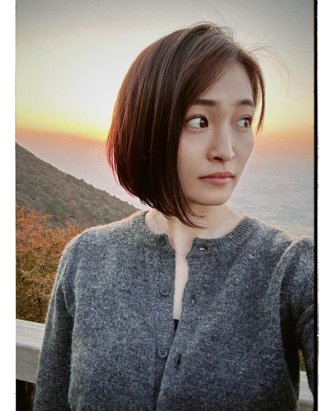 岡本玲のインスタグラム：「. 朝から集合して🌞 古道具屋さん行って棚買って📚 ランチ食べて🍽 珈琲飲んで☕️ 車に蜂がいてパニックになって🐝 夕暮れの筑波山でロープウェイのって⛰ うちに帰ってご飯作って わきゃわきゃした日🐈  with @matsui_photo」
