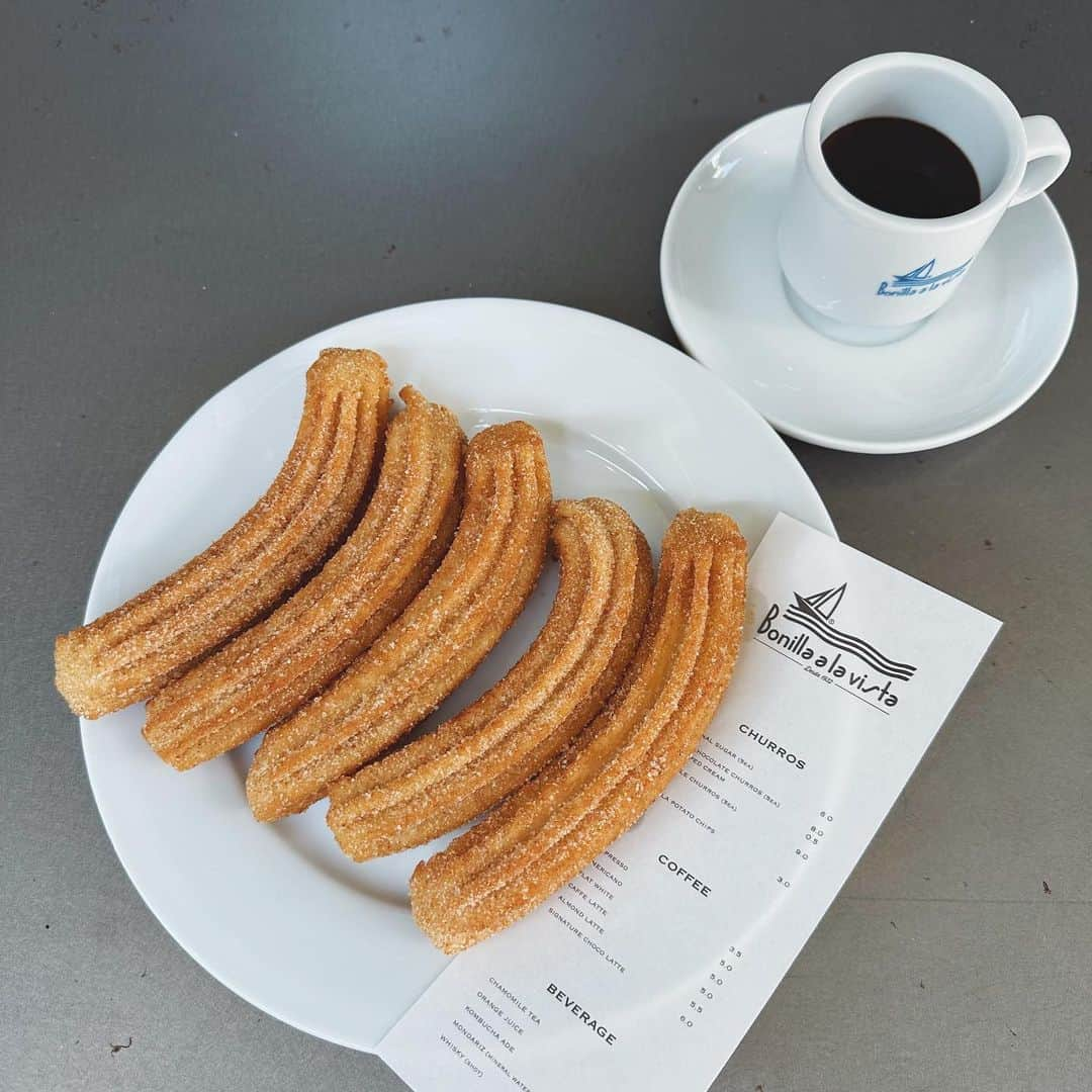 akipanda626のインスタグラム：「. 梨泰院の方にあるチュロス @bonilla.churros.korea も もちろん食べてきたお🫶🏻 こちらのお店の方が雰囲気はスタイリッシュな感じで さくっと買ってさくっと食べれる感じ 外に座る席もあるし、中にスタンド席もありまする🤝🏻 　 パピヨンの方と比べるとうーん、どちらも違ってどちらも美味しい🥺どうしよう🥺🥺 こっちの方がザクザクしてる感じ！ パピヨンはカリモチだった！！ チョコソースの味も少し違って、こちらの方がライトかな？ 結論韓国のチュロス全部うまいのよ🥹   注文したのは  ・Deep chocolate churros ・Flat white    韓国くるとフラットホワイト頼みがち🤭 　 　 #梨泰院カフェ #漢江鎮カフェ  #bonillachurros」