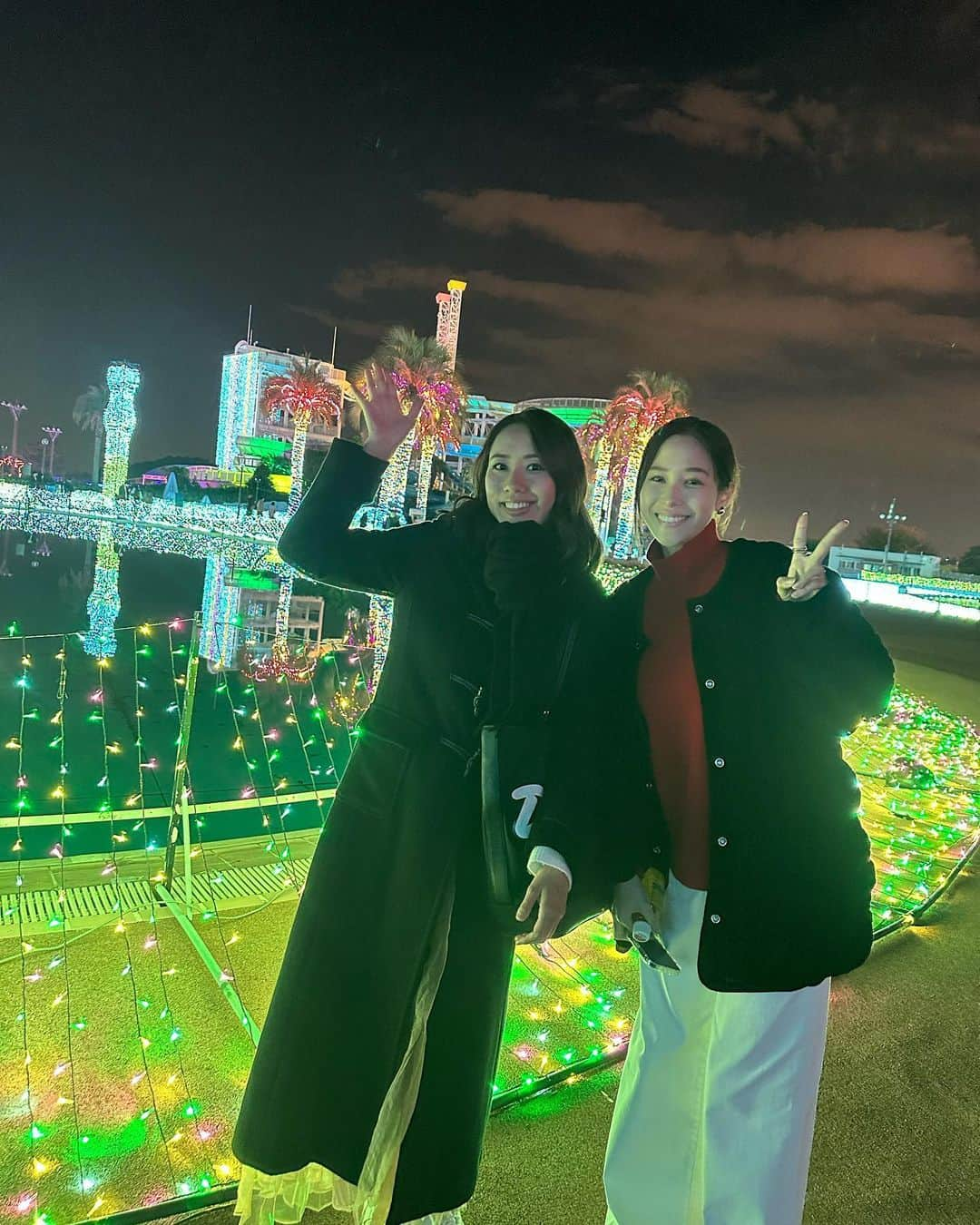 鷲見玲奈さんのインスタグラム写真 - (鷲見玲奈Instagram)「. 今年初のイルミネーションへ💡´-  よみうりランドのジュエルミネーション😍  今年もまーやちゃんが誘ってくれて、まーやちゃんのママとそのお友達と4人で遊んできました🥰  毎年テーマが違うみたいで、今年は前回来た時とまた違った美しさと豪華さがありました☺️  寒かったので、ヒートテックと @amerivintage のアウターで大正解🖤  #よみうりランド #ジュエルミネーション  #イルミネーション」11月16日 13時36分 - sumi__reina