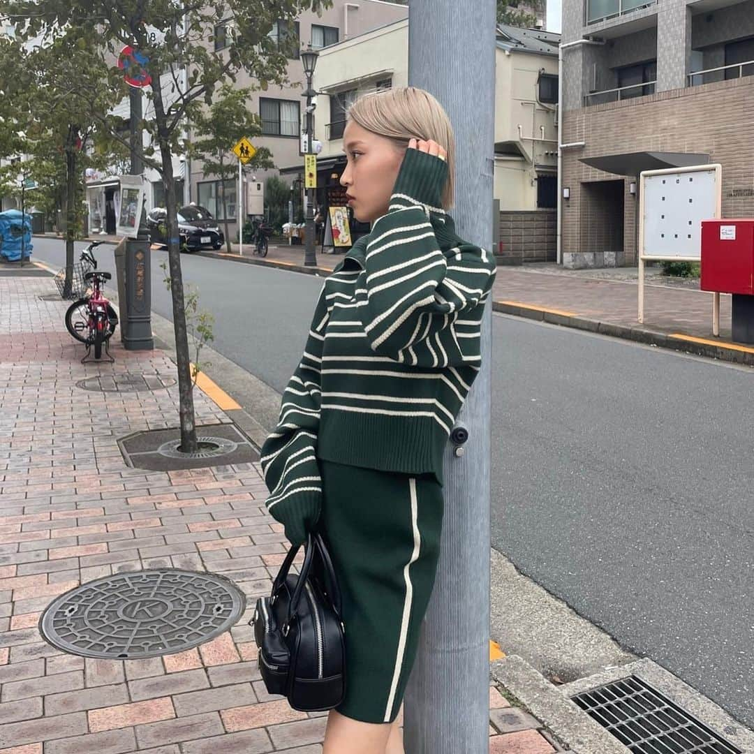 EMODA_LOOK BOOKさんのインスタグラム写真 - (EMODA_LOOK BOOKInstagram)「・ ▫️CHOOSE LOGO SERIES▫️    ・CHOOSE LINE LOGO KNIT ¥7,590(tax in)  ・CHOOSE LINE LOGO PANTS ¥7,590(tax in) ・CHOOSE LINE LOGO SKIRT ¥6,490(tax in) ・CHOOSE LINE LOGO CARDIGAN ¥8,690(tax in)   ______________________ 　 ▶︎▶︎ @emoda_snap TOPのURLから 公式RUNWAYchannelをcheck📲 　　 　 #EMODA #RUNWAYchannel #秋服コーデ　 #秋コーデ #ハーフジップ #セットアップ @emoda_official」11月16日 19時10分 - emoda_snap